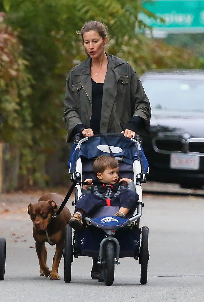 Gisele Bundchen y su hijo Benjamin Rein Brady son vistos paseando a su perra Lua el 22 de septiembre de 2012 en Boston, Massachusetts. (Foto de Stickman/Bauer-Griffin/GC Images)