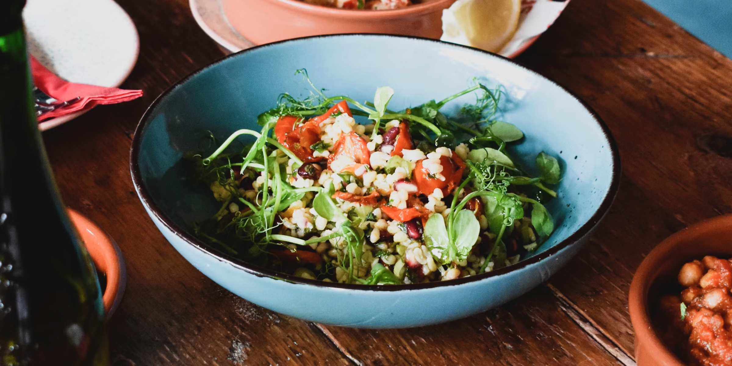 Un plato de ensalada en un restaurante | Fuente: Unsplash