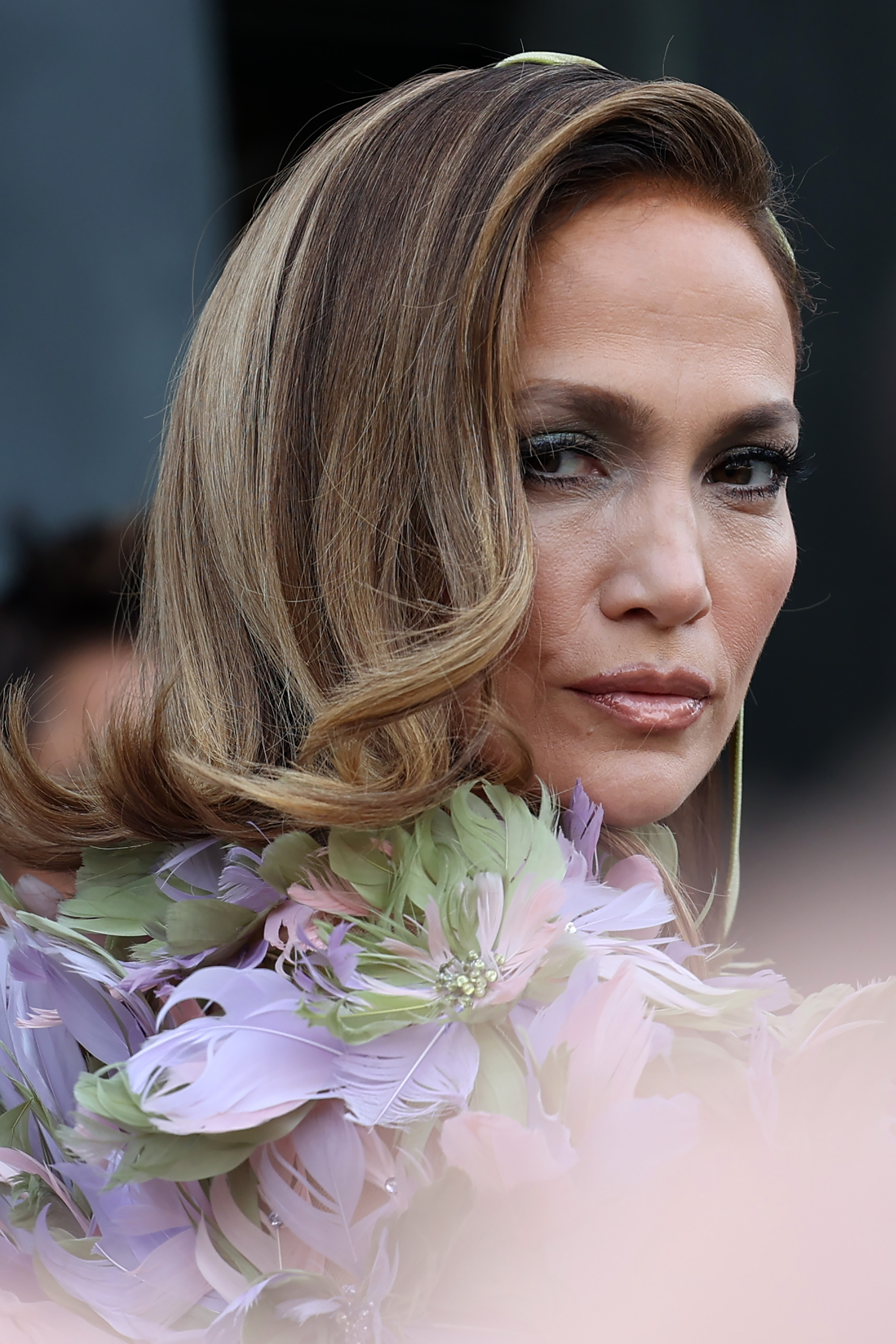 Jennifer Lopez asiste al desfile de Elie Saab Haute Couture Primavera/Verano como parte de la Semana de la Moda de París en París, Francia, el 24 de enero de 2024 | Fuente: Getty Images