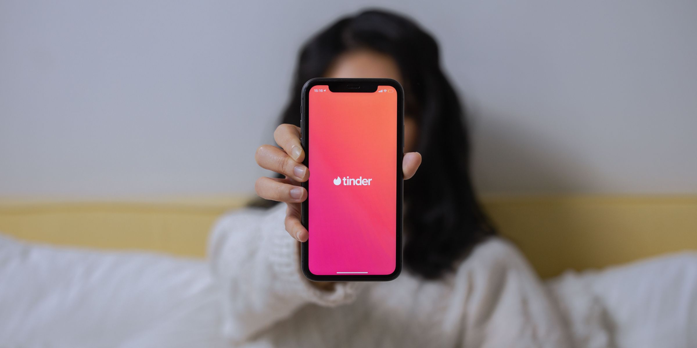 Una donna con il telefono aperto sull'app Tinder | Fonte: Pexels