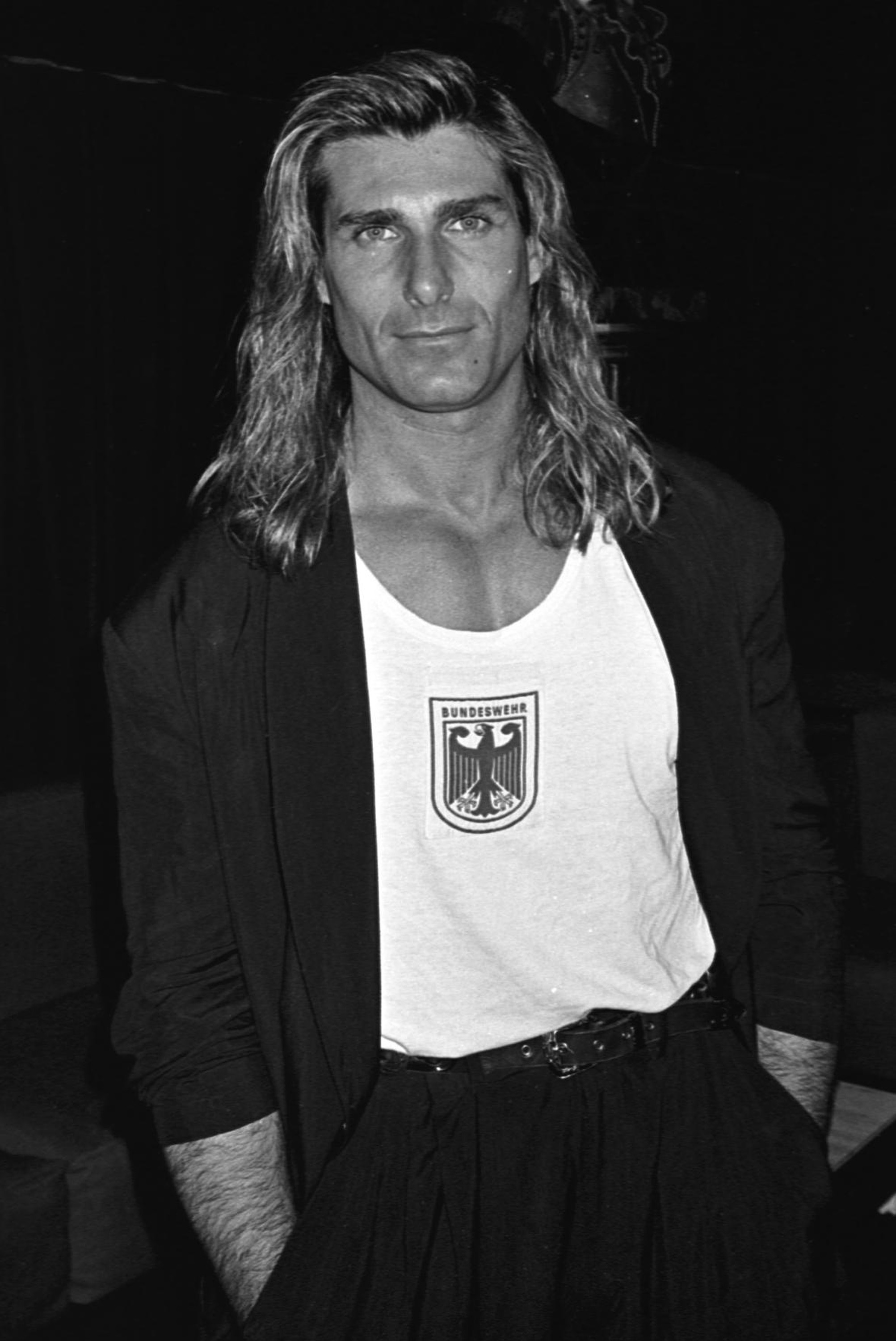 Descubierto con solo 14 años, este icónico protagonista de portadas de novelas románticas se convirtió rápidamente en uno de los rostros más reconocibles del mundo del modelaje. En esta foto, posó en The Roxy, en Nueva York, en 1990. | Fuente: Getty Images