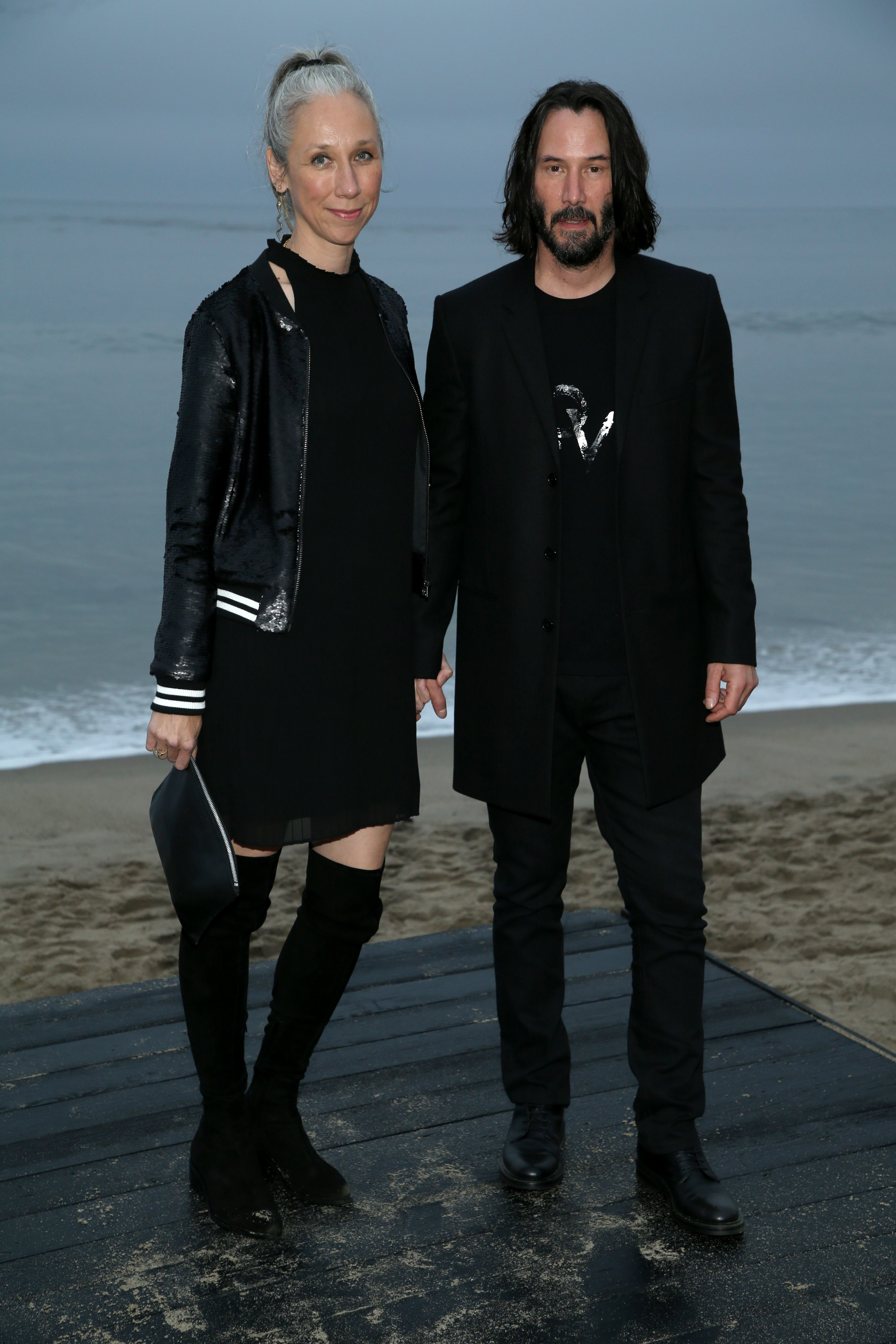 Alexandra Grant y Keanu Reeves asisten al desfile de Saint Laurent Hombre Primavera/Verano 2020 en Malibú, California, el 6 de junio de 2019 | Fuente: Getty Images