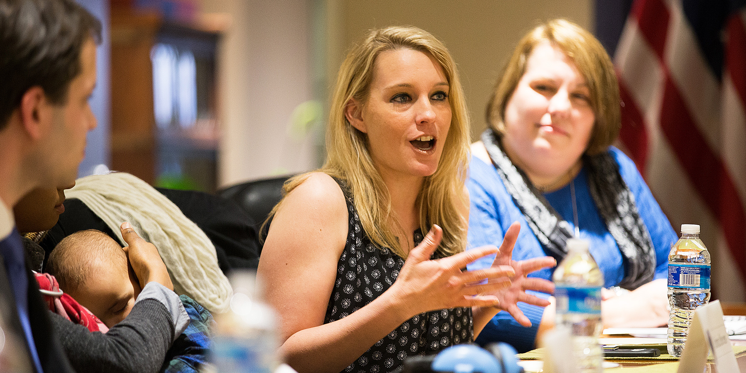 Una donna che parla durante un evento | Fonte: Flickr