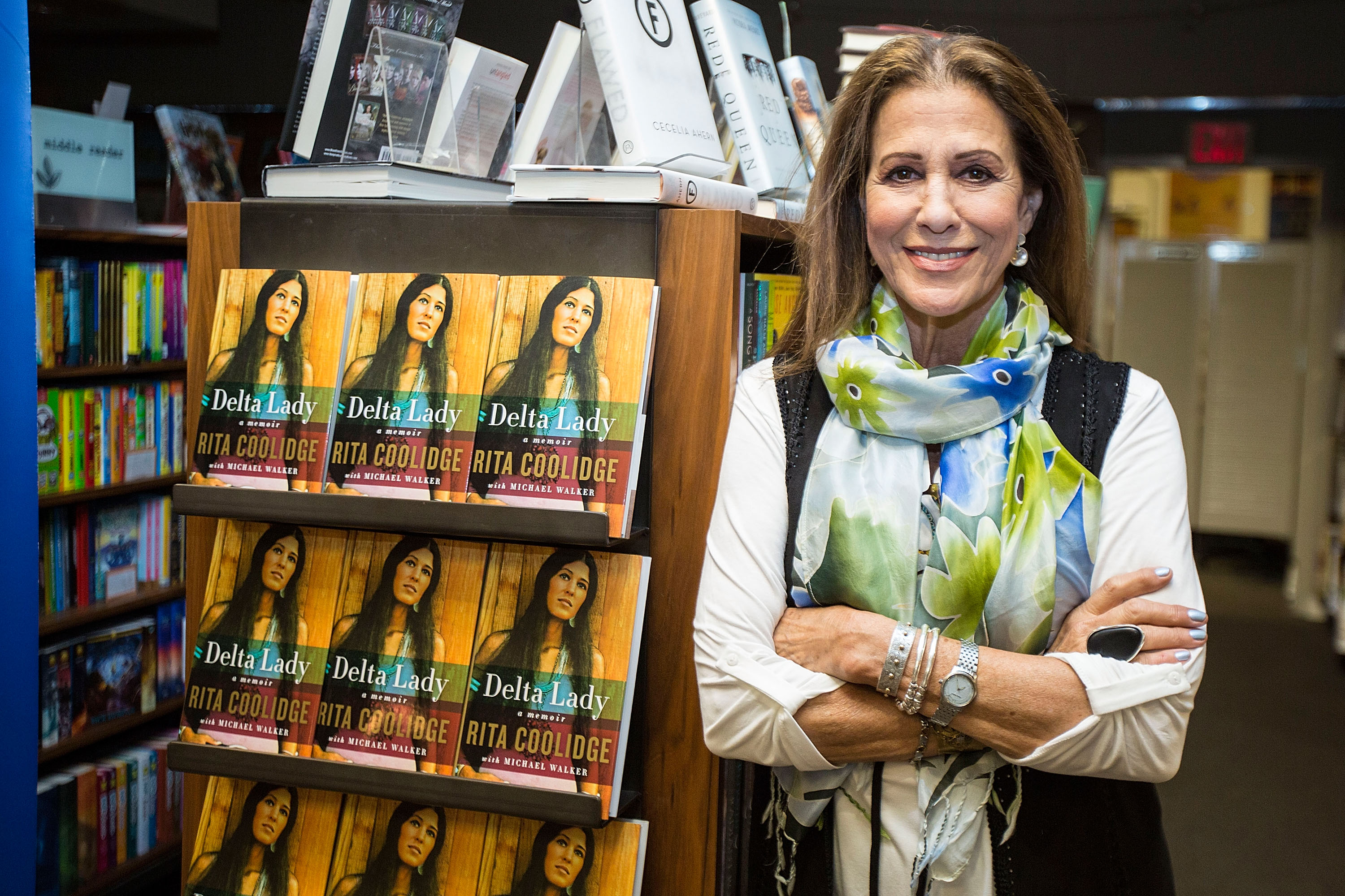 La compositora posando antes de la firma de ejemplares de su libro "Delta Lady" en Warwick's el 13 de abril de 2016, en La Jolla, California | Fuente: Getty Images