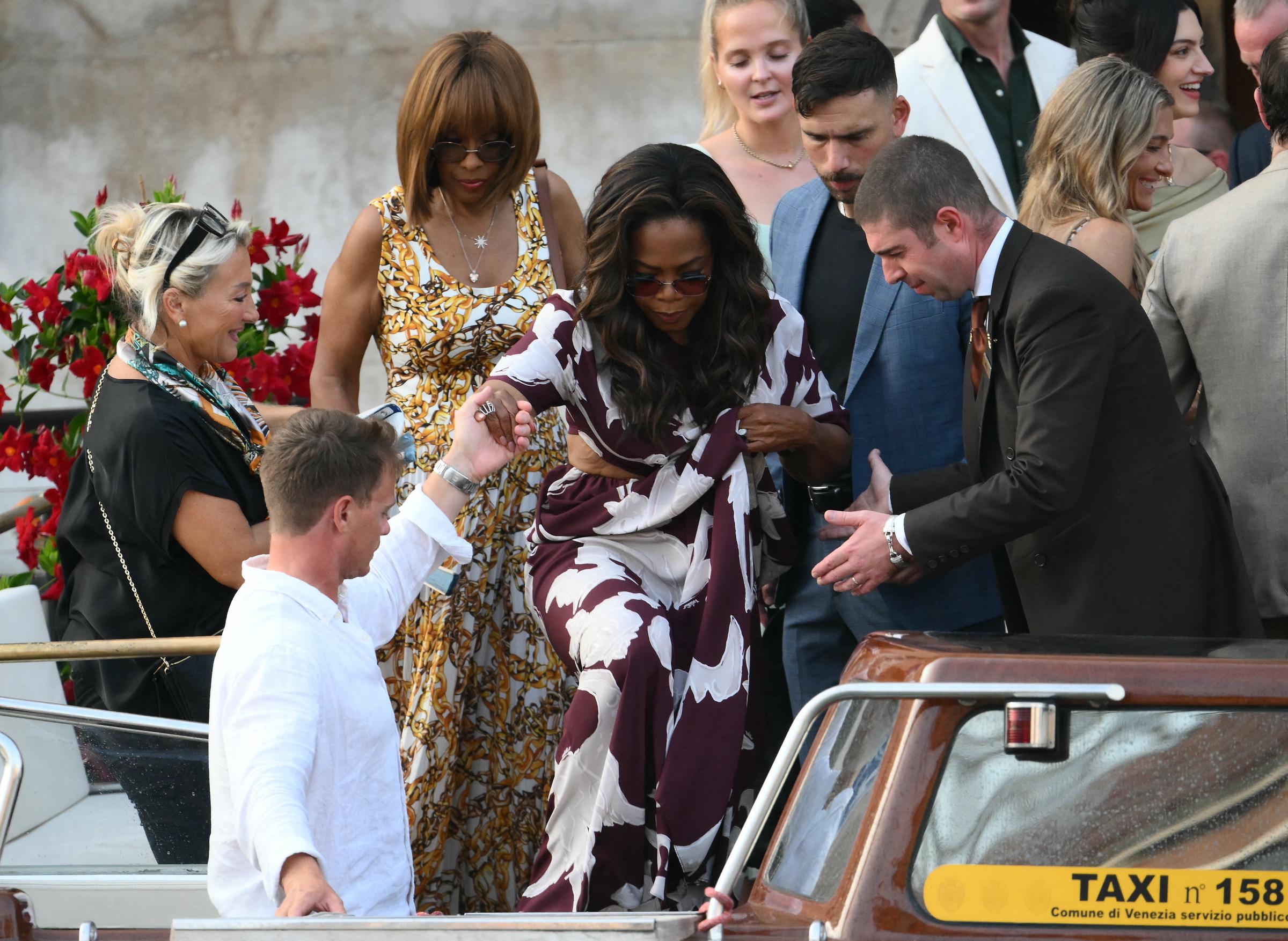 La presentadora estadounidense Oprah Winfrey y la periodista estadounidense Gayle King suben a un taxi-barco mientras abandonan el Hotel Gritti Palace antes de la boda del fundador de Amazon, Jeff Bezos, con Lauren Sanchez en Venecia, Italia, el 26 de junio de 2026.