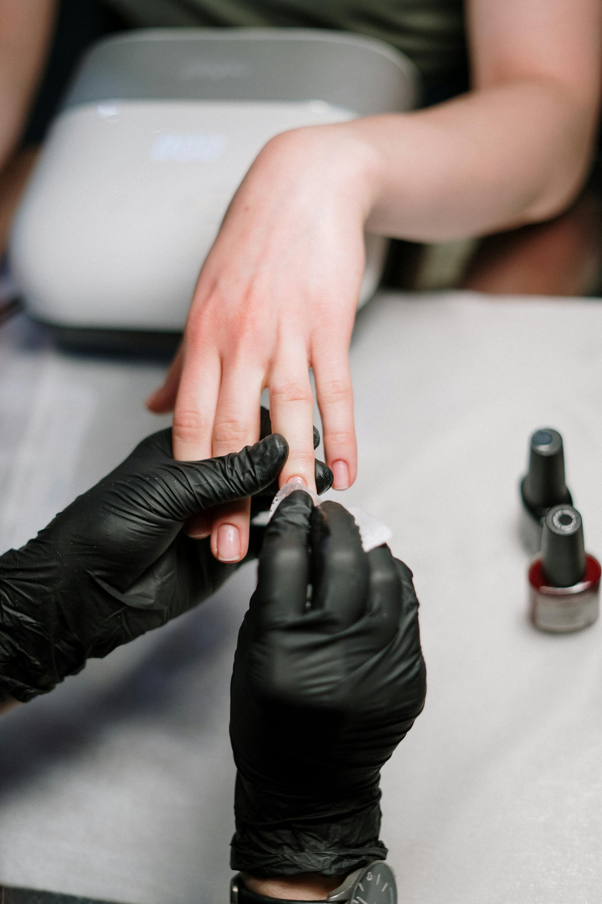 Una mujer haciéndose la manicura | Fuente: Pexels