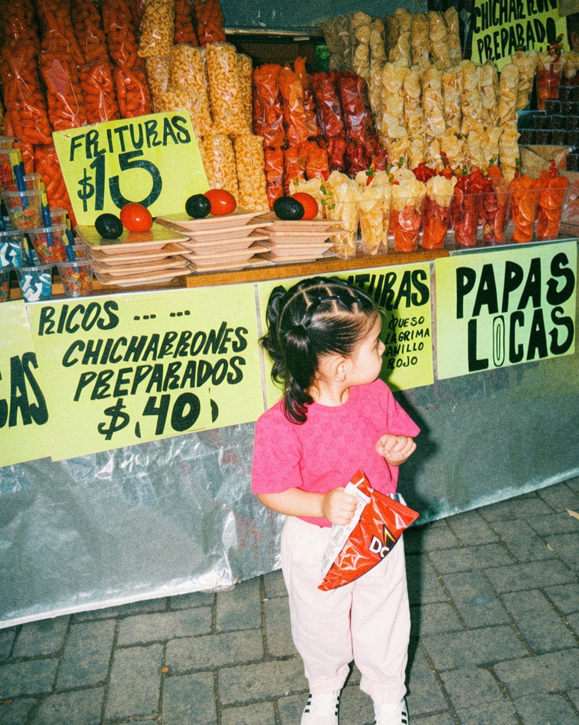 Tessa, hija de José Eduardo Derbez y Paola Dalay, sosteniendo un empaque de frituras | Fuente: Instagram/paodalay_2203
