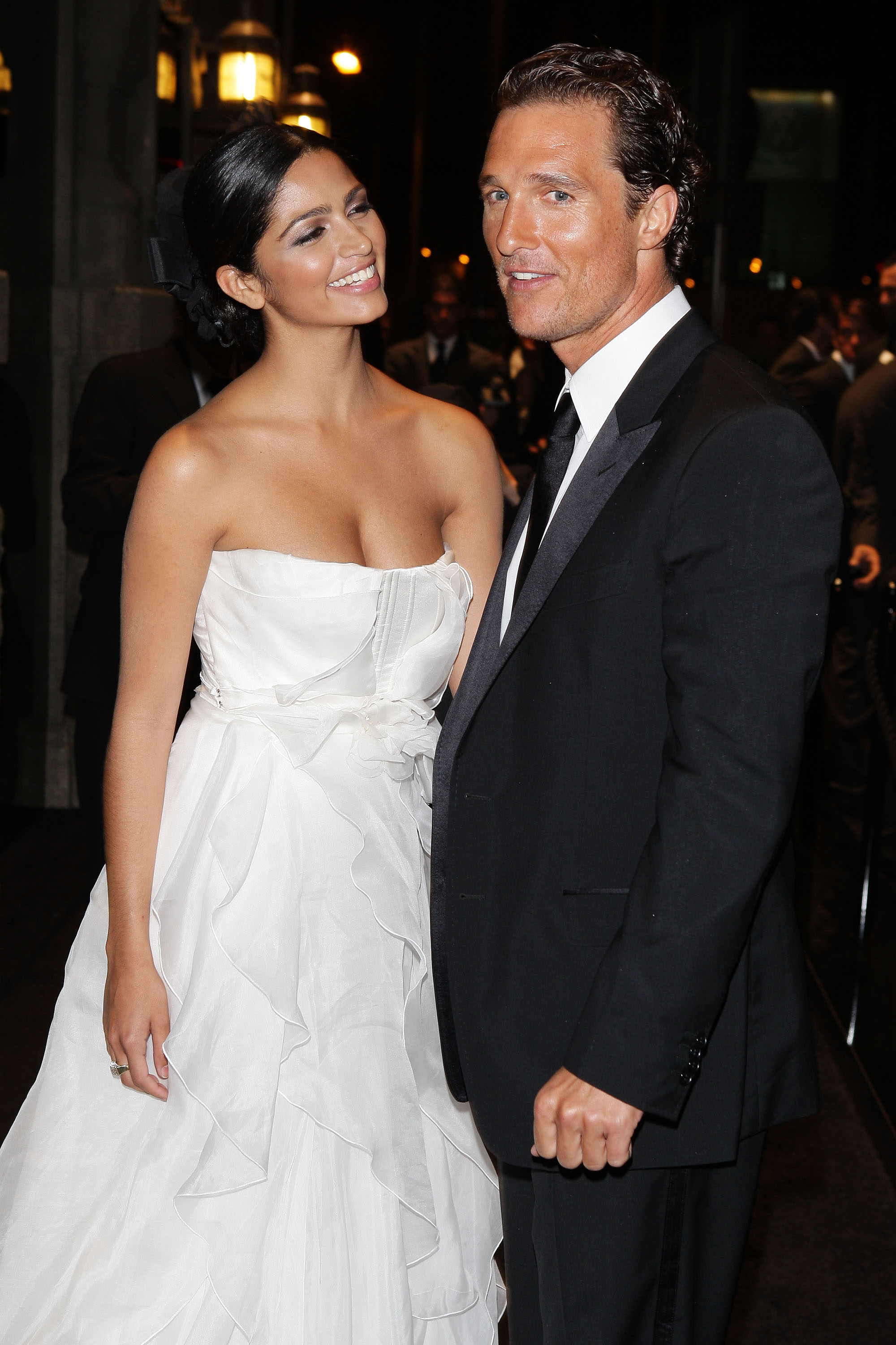 Matthew McConaughey y Camila Alves en Milán (Italia) en 2008 | Foto: Getty Images