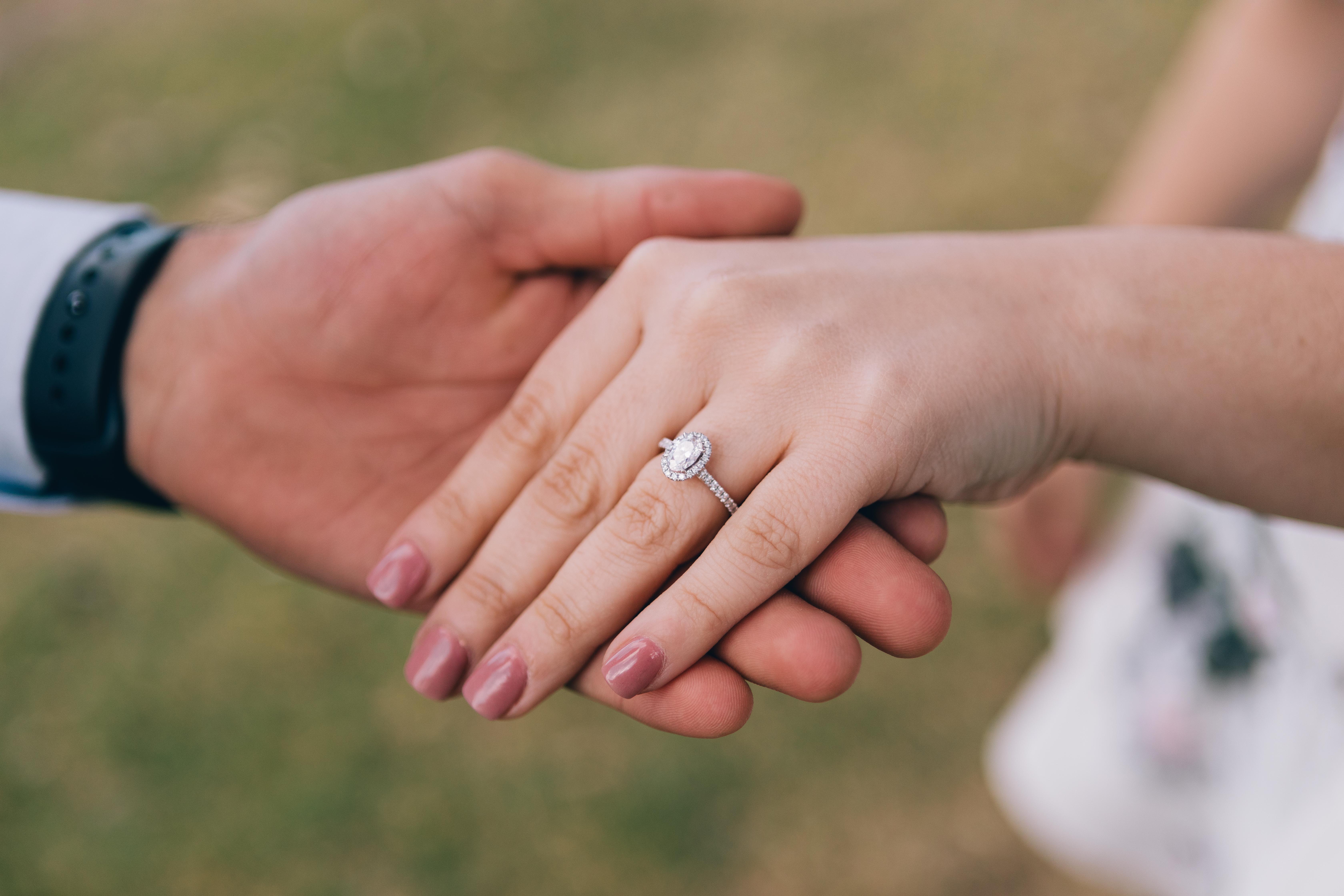 Hombre sostiene mano de mujer con anillo de compromiso. | Foto: Pexels