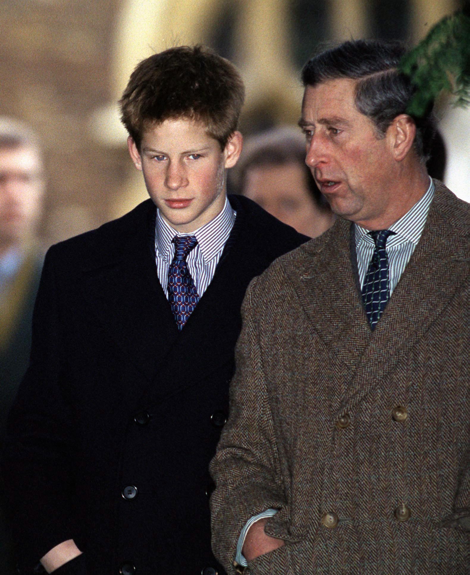 El príncipe Charles y el príncipe Harry asisten a un servicio religioso navideño el 25 de diciembre de 1999 | Fuente: Getty Images