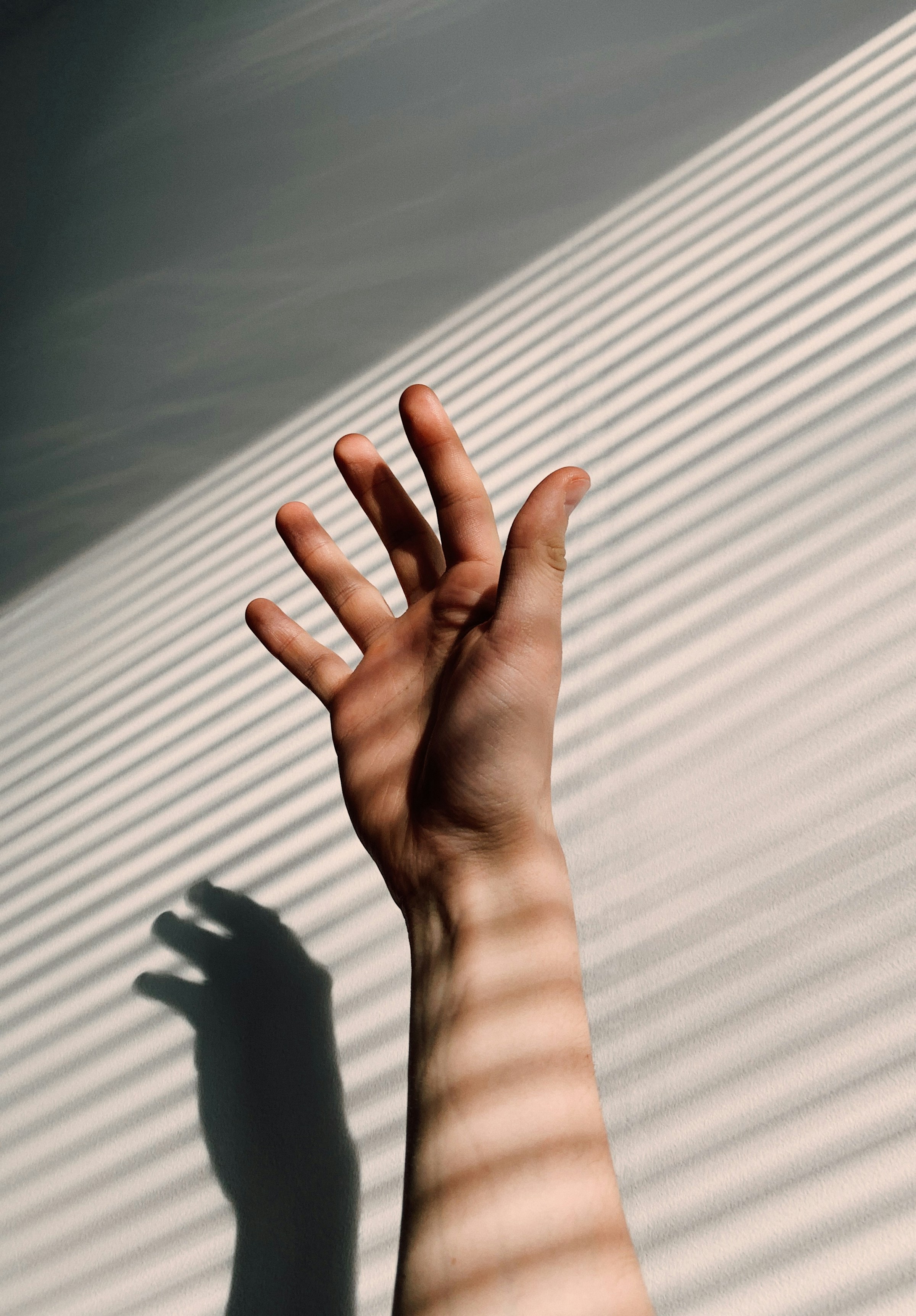 La mano tendida de un hombre | Fuente: Unsplash