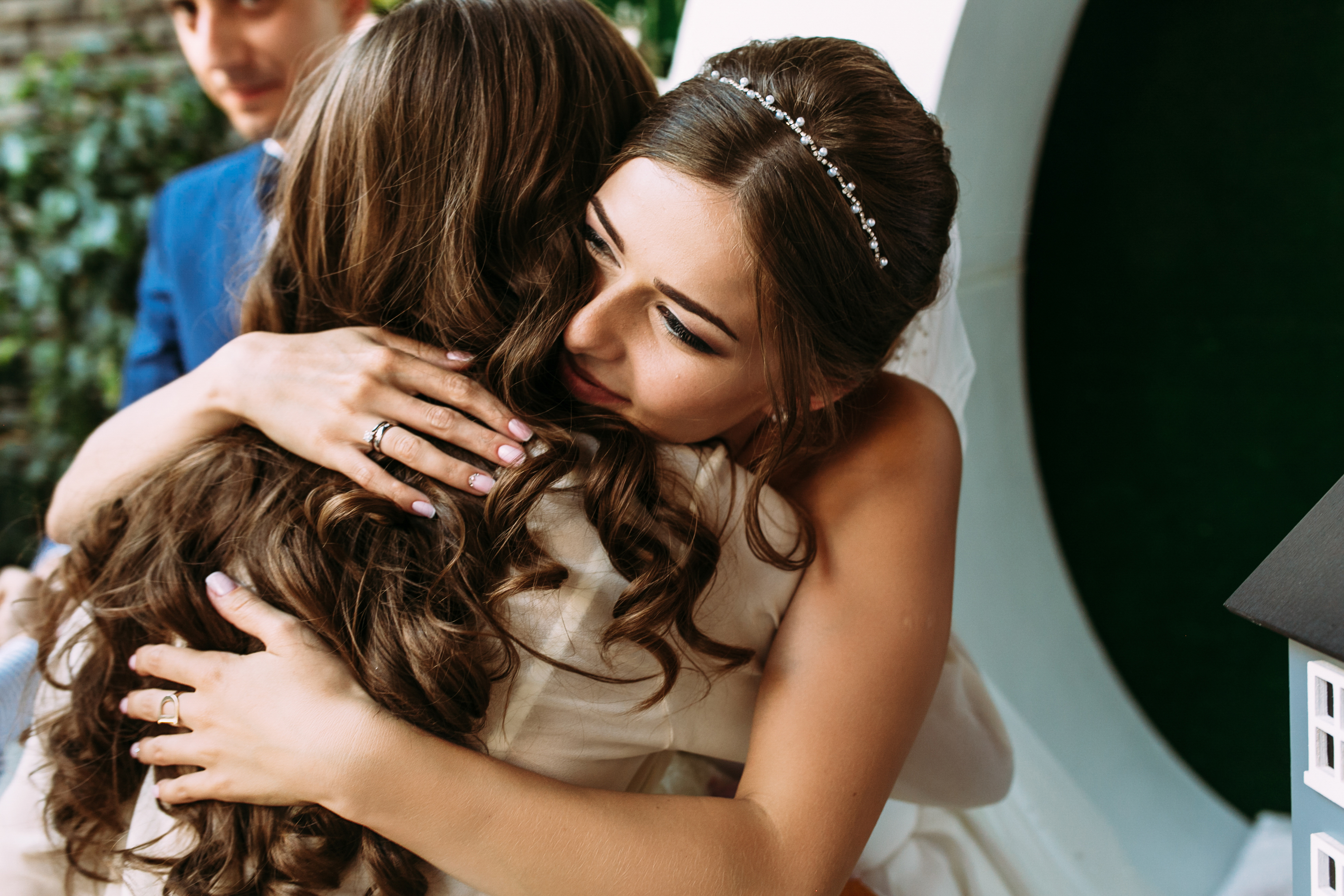 Novia abrazando a su madre en su boda | Foto: Shutterstock