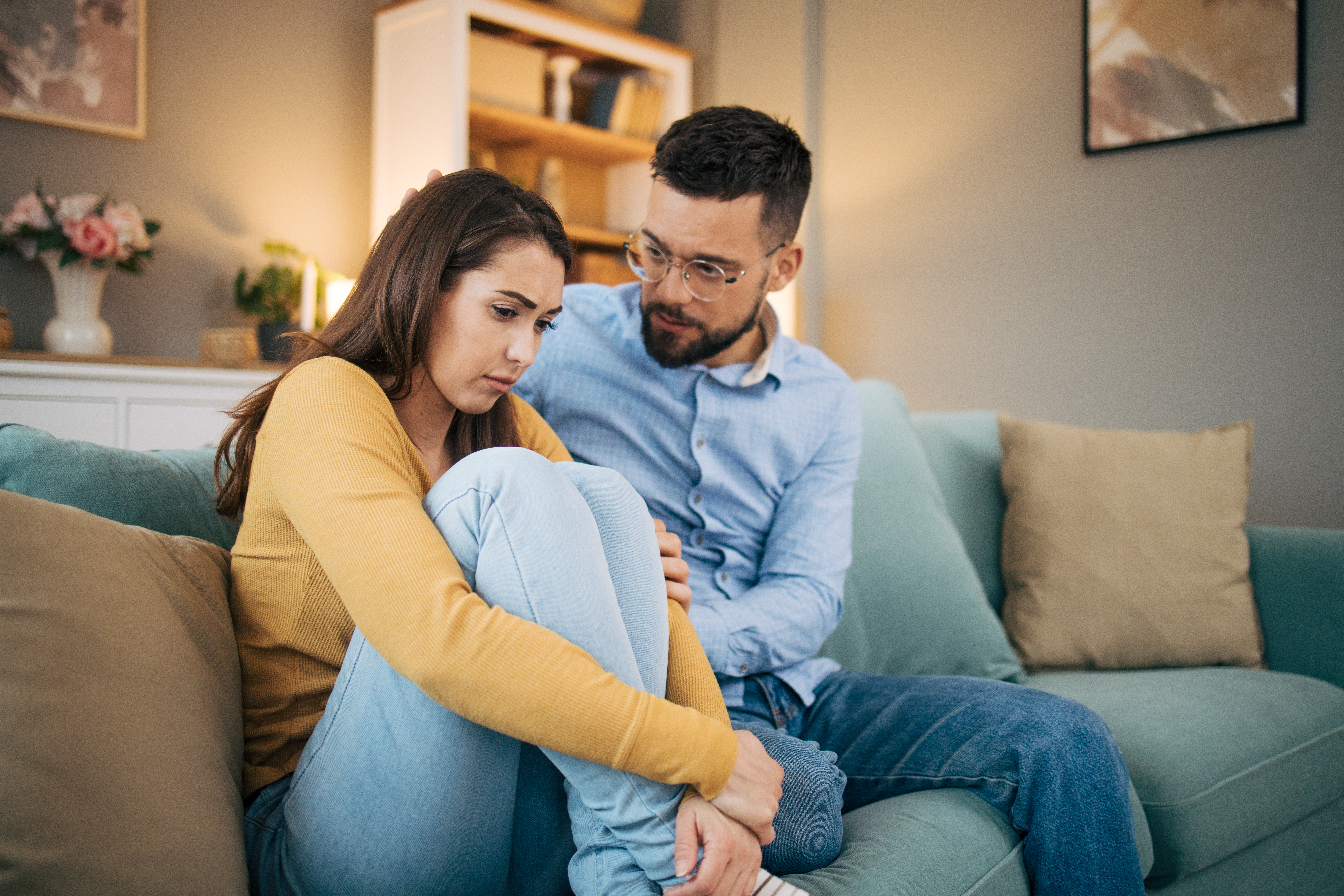 Instantánea de un joven marido que expresa empatía y compasión por su triste y frustrada esposa | Fuente: Getty Images