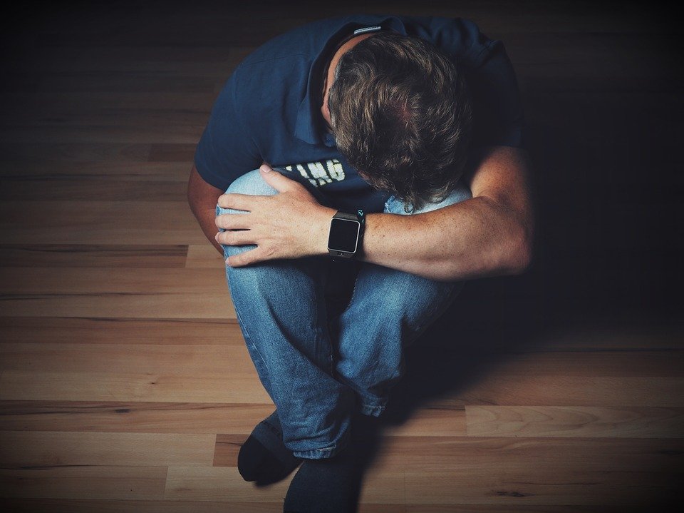Hombre sufriendo / Imagen tomada de: Pixabay