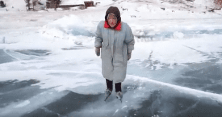 Al menos 8 kilómetros patina a diario la anciana sobre el lago congelado-Imagen tomada de YouTube-Julia Saponova