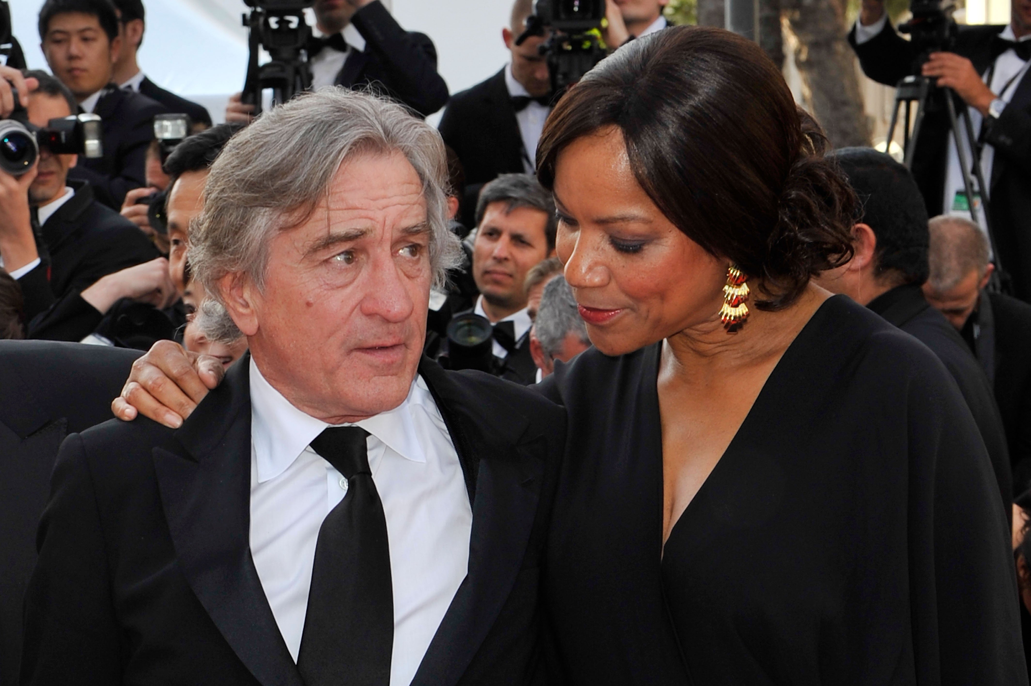 Robert De Niro y Grace Hightower asisten al estreno de "Once Upon A Time" durante el 65º Festival de Cine de Cannes el 18 de mayo de 2012 en Cannes, Francia. | Foto: Getty Images