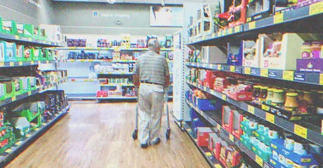 Un hombre mayor en un pasillo de supermercado | Foto: Shutterstock
