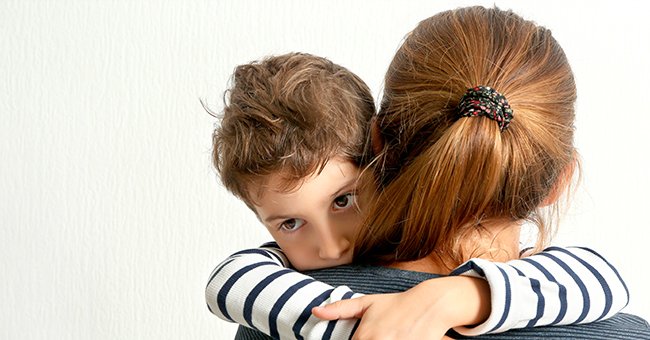 Madre e hijo abrazados. | Foto: Shutterstock