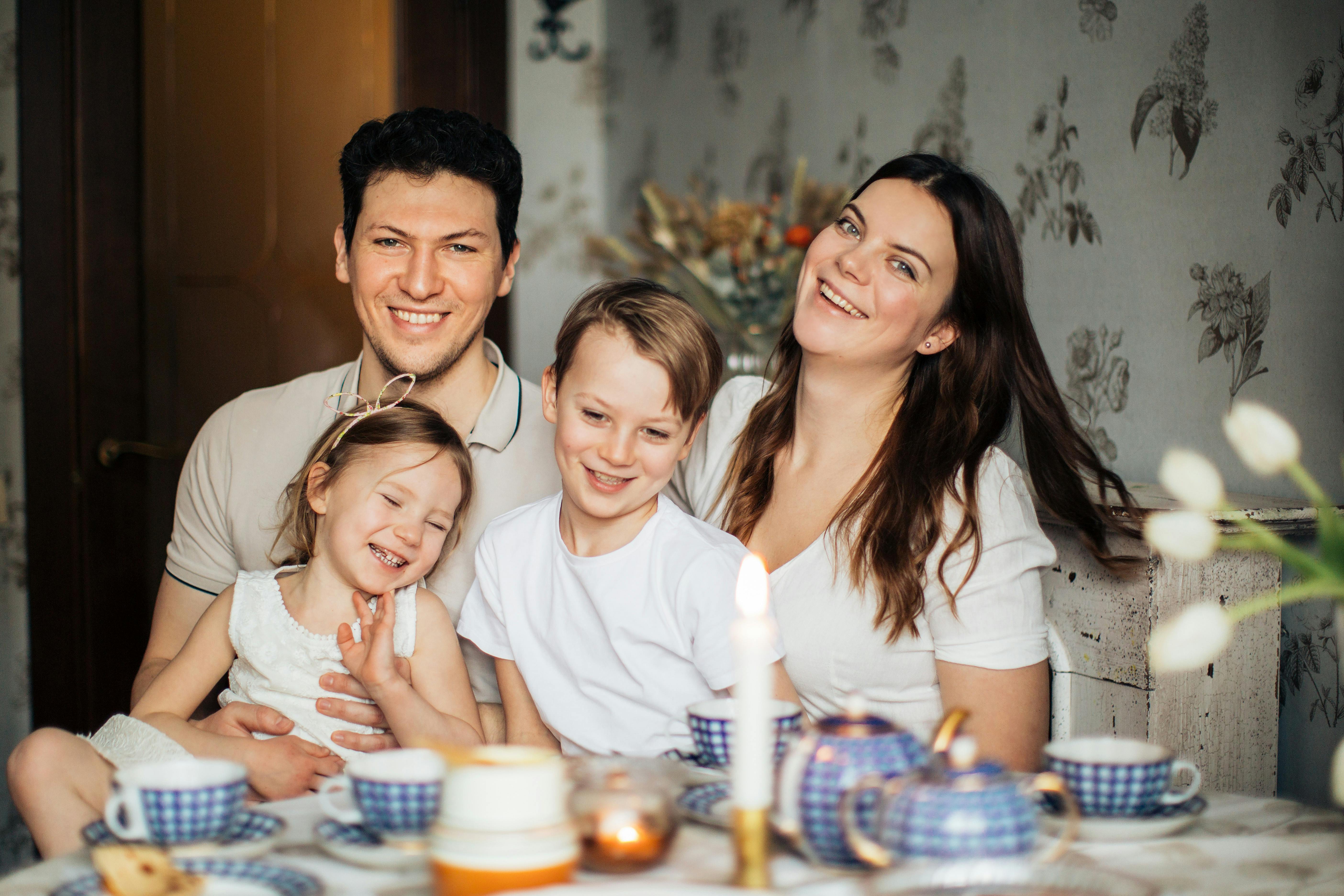 Familia feliz de cuatro | Fuente: Pexels