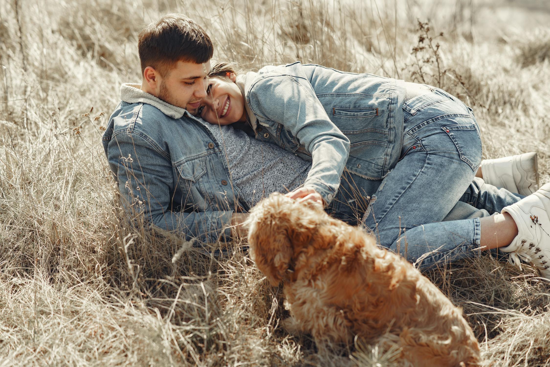 Una pareja feliz con su perro | Fuente: Pexels