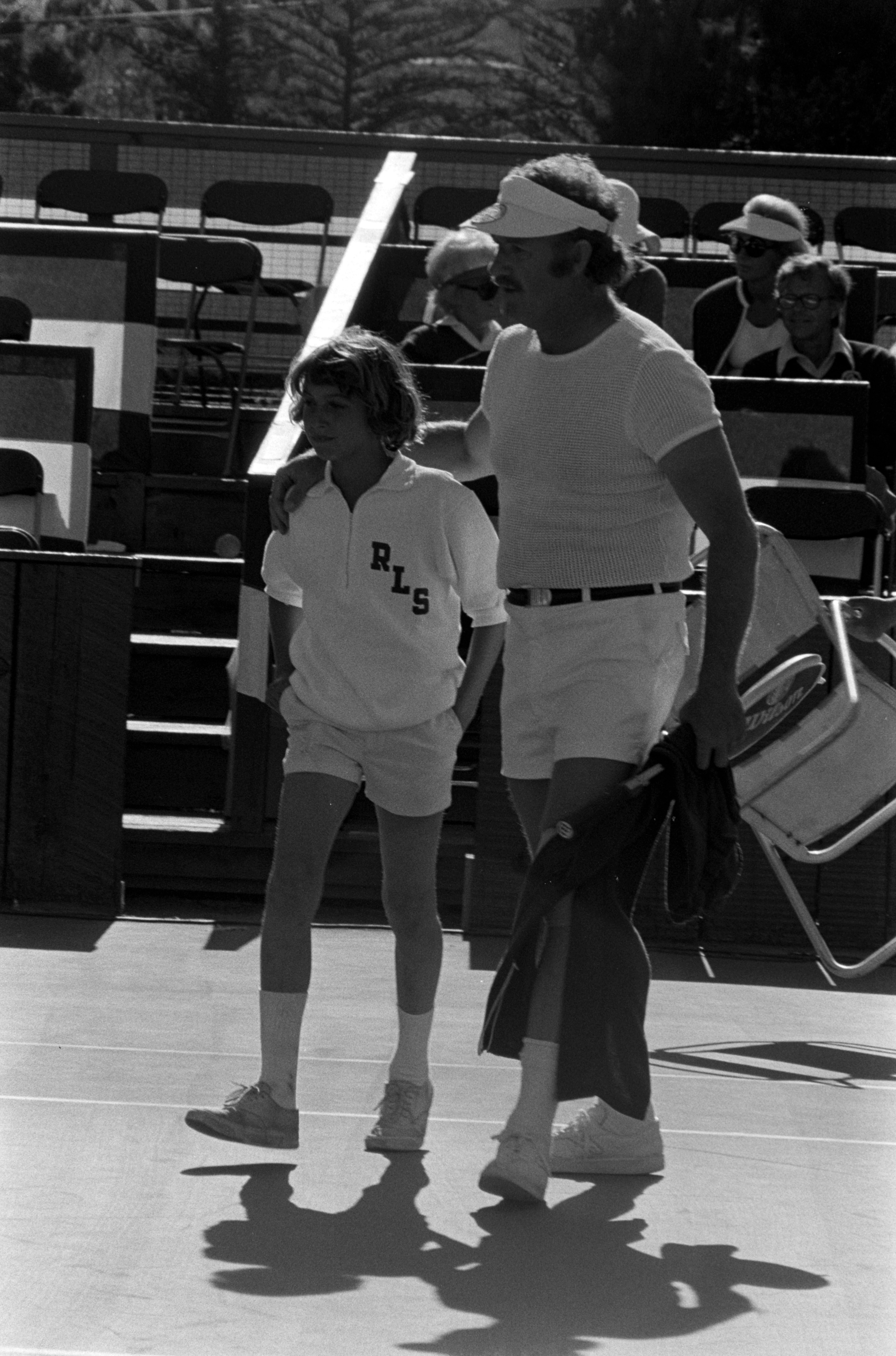 Christopher y Gene Hackman en el Cuarto Torneo Anual de Tenis de Celebridades Clint Eastwood en Pebble Beach, California, el 7 de julio de 1973. | Fuente: Getty Images