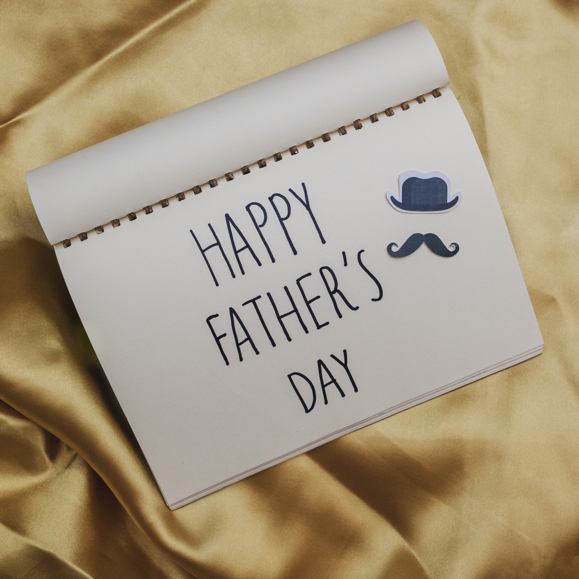 'Feliz Día del Padre' escrito en un cuaderno | Fuente: Freepik