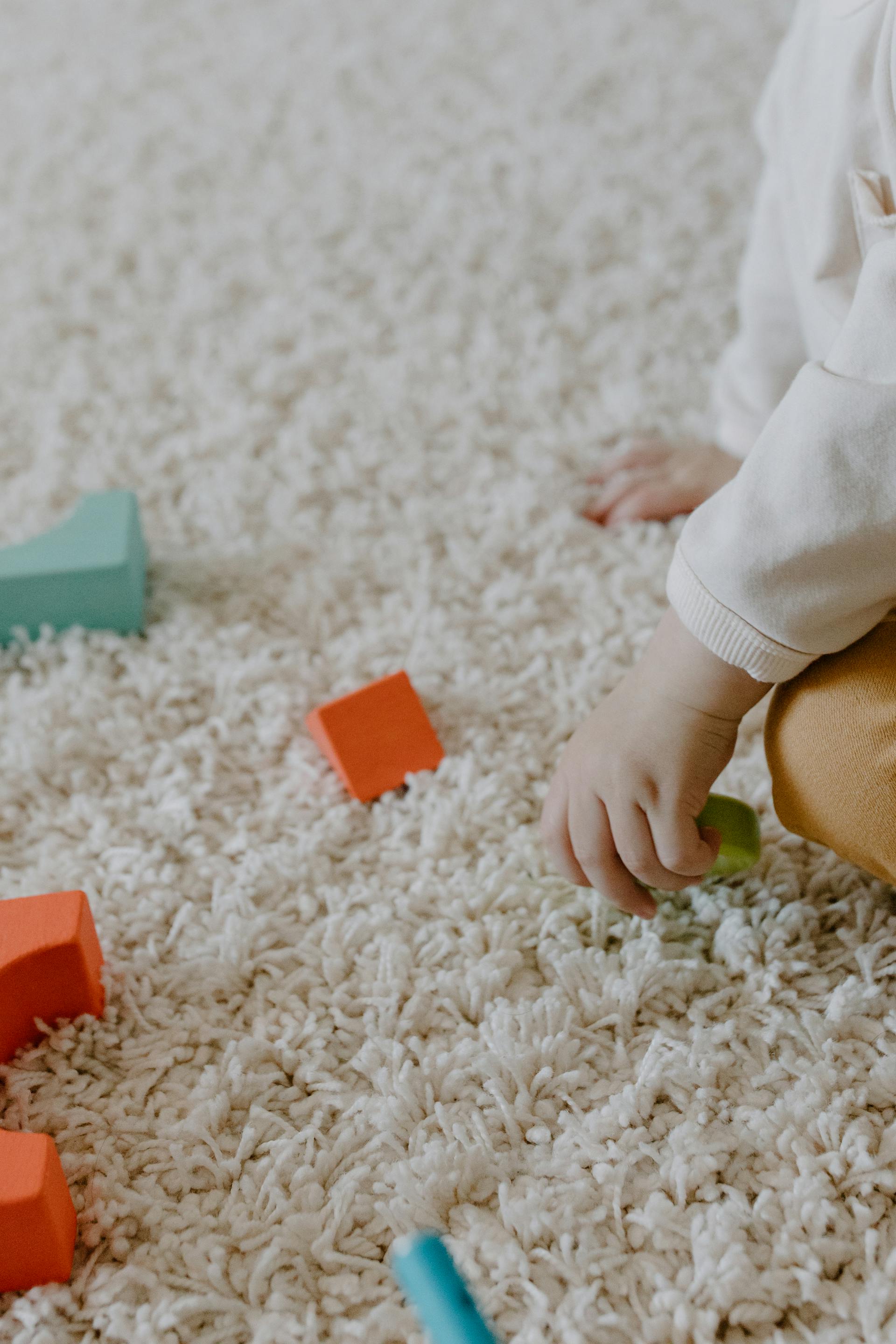 Un niño jugando con juguetes | Fuente: Pexels