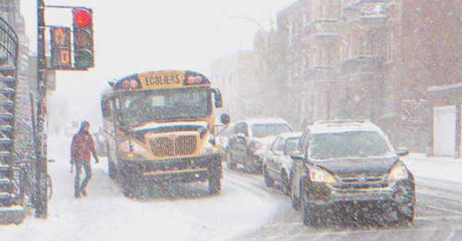 Autobús escolar en la nevada. | Foto: Shutterstock