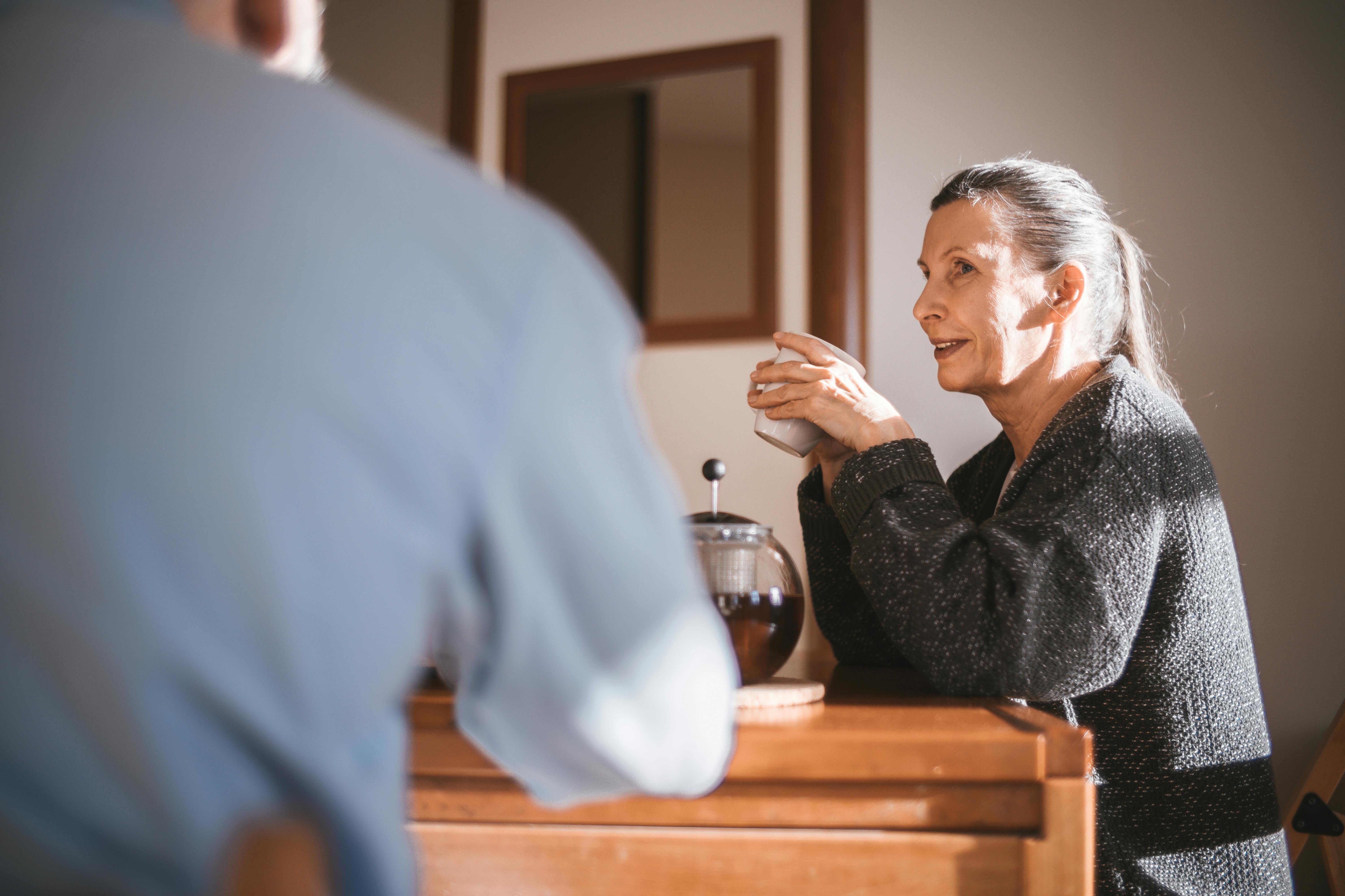 Una mujer mayor hablando con un hombre | Fuente: Pexels