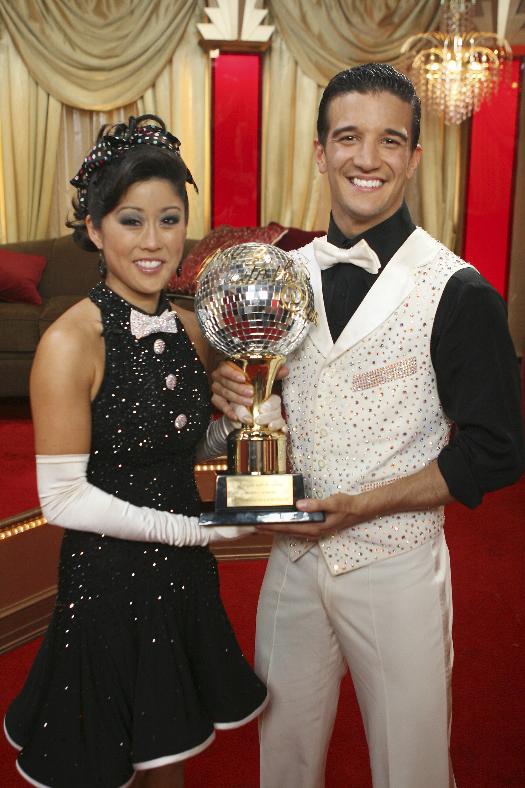 Kristi Yamaguchi y Mark Ballas en el plató de "Dancing with the Stars", 2008 | Fuente: Getty Image