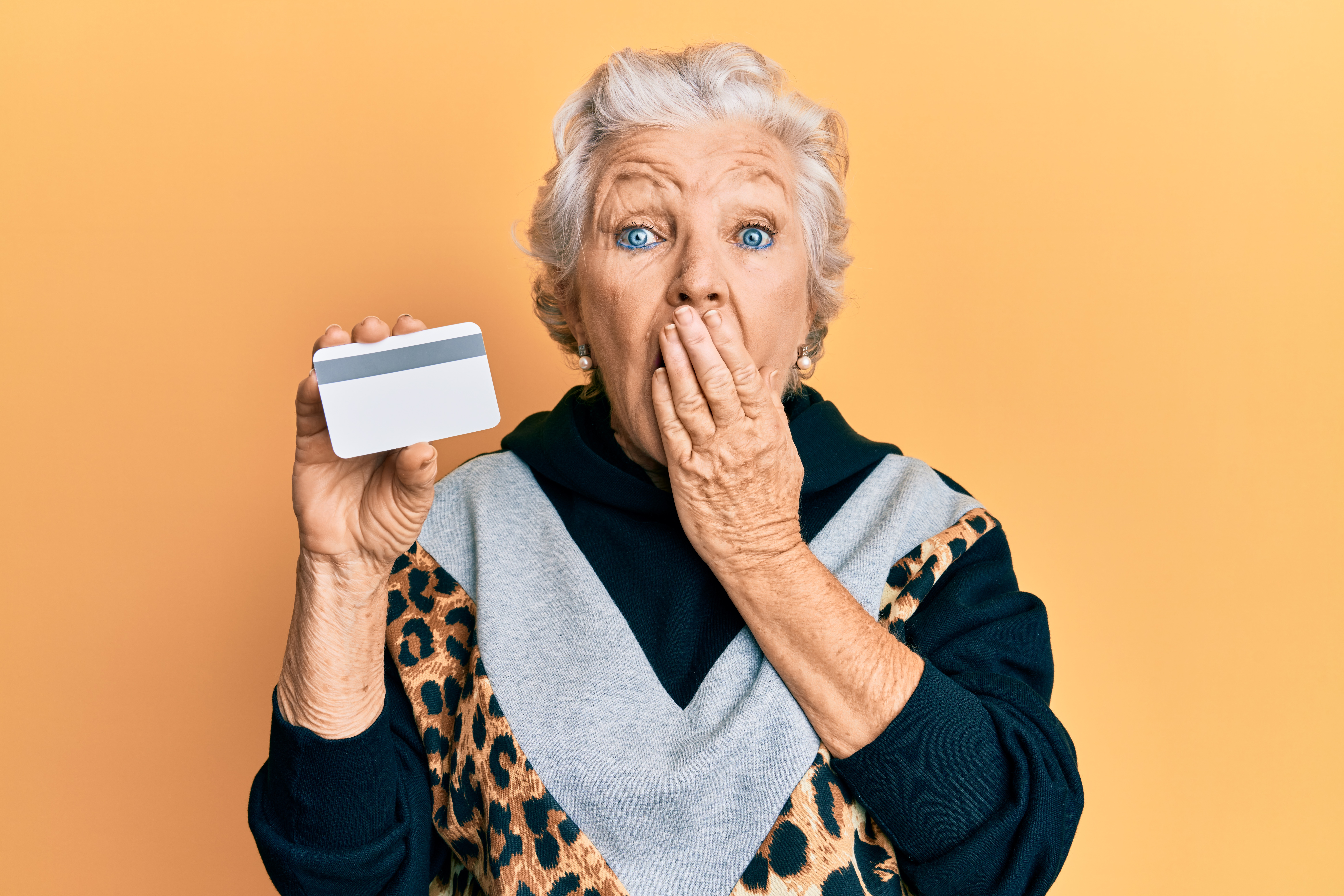 Una anciana con una tarjeta de crédito en la mano | Foto: Shutterstock