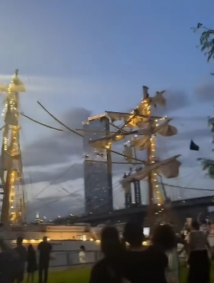 Espectadores grabaron momento en que marineros del buque mexicano quedaron colgando en las velas del barco. | Fuente: TikTok/Latinus.