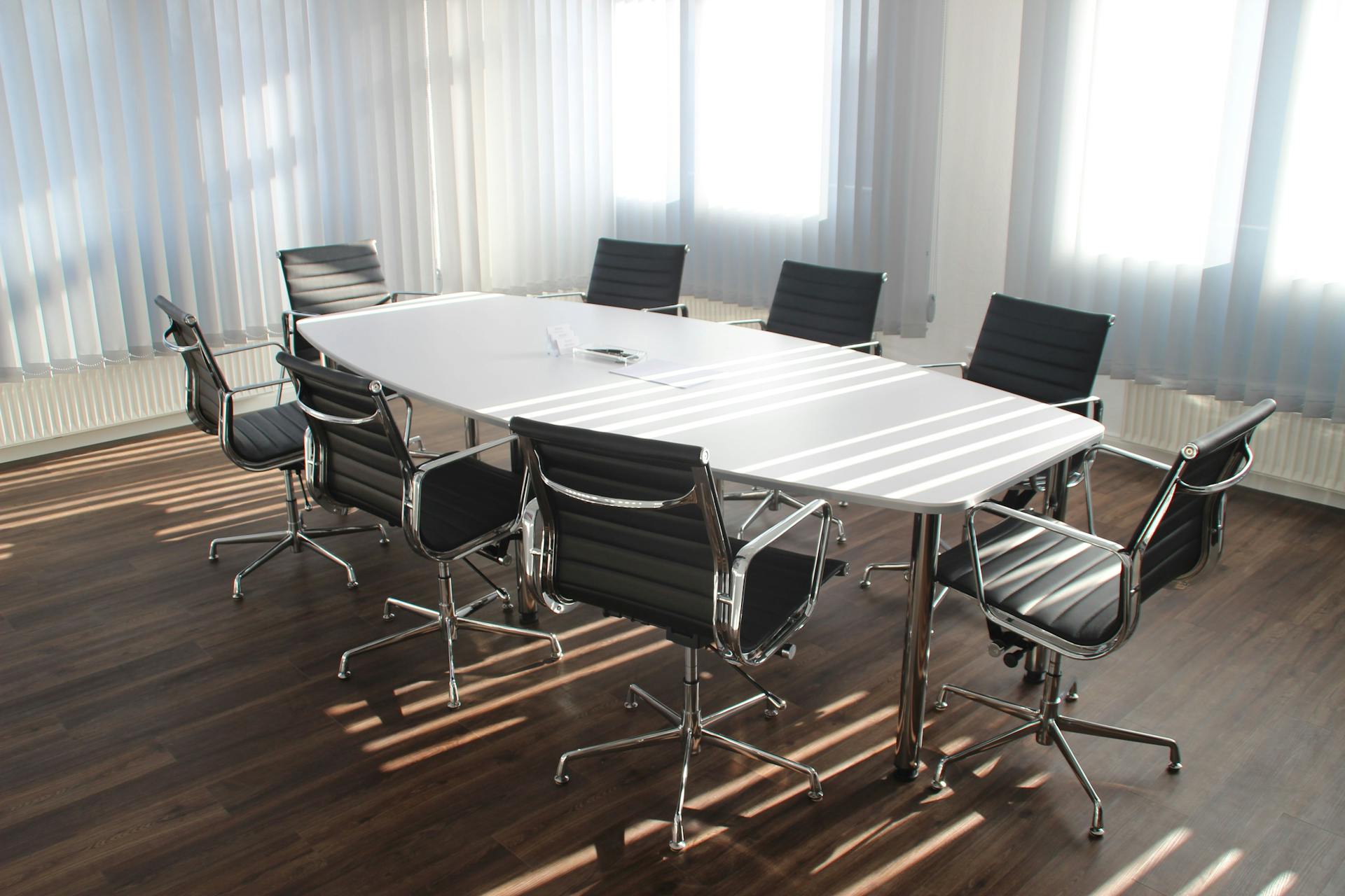 Una sala de reuniones en una oficina | Fuente: Pexels