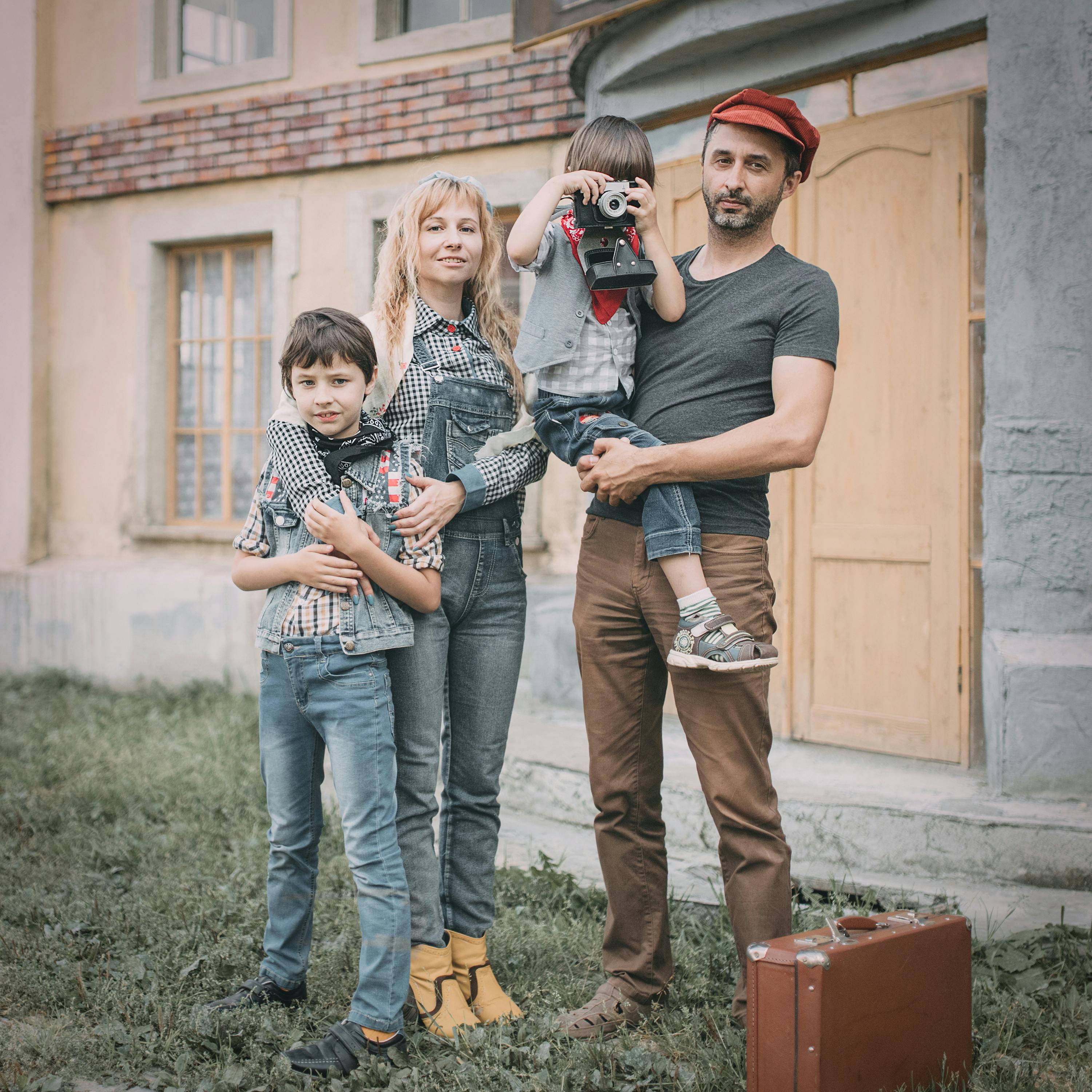 Una pareja fotografiada con sus hijos | Fuente: Pexels