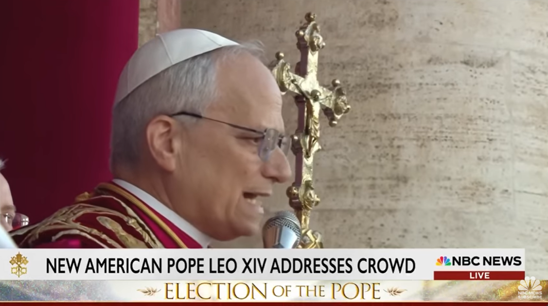 El papa León XIV se enfrenta al público desde el balcón de la Basílica de San Pedro el 8 de mayo de 2025 | Fuente: YouTube/NBC News