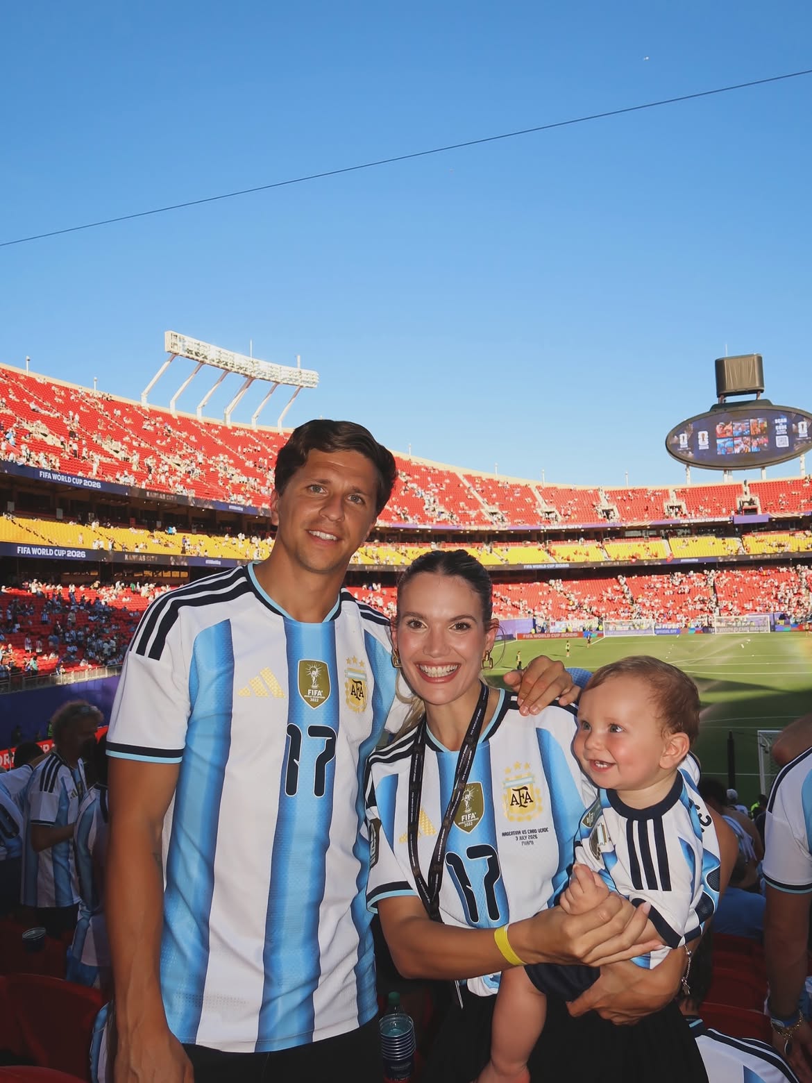 Gianluca Simeone y Eva Bargiela junto a su bebé, Faustino | Fuente: Instagram/evabargiela