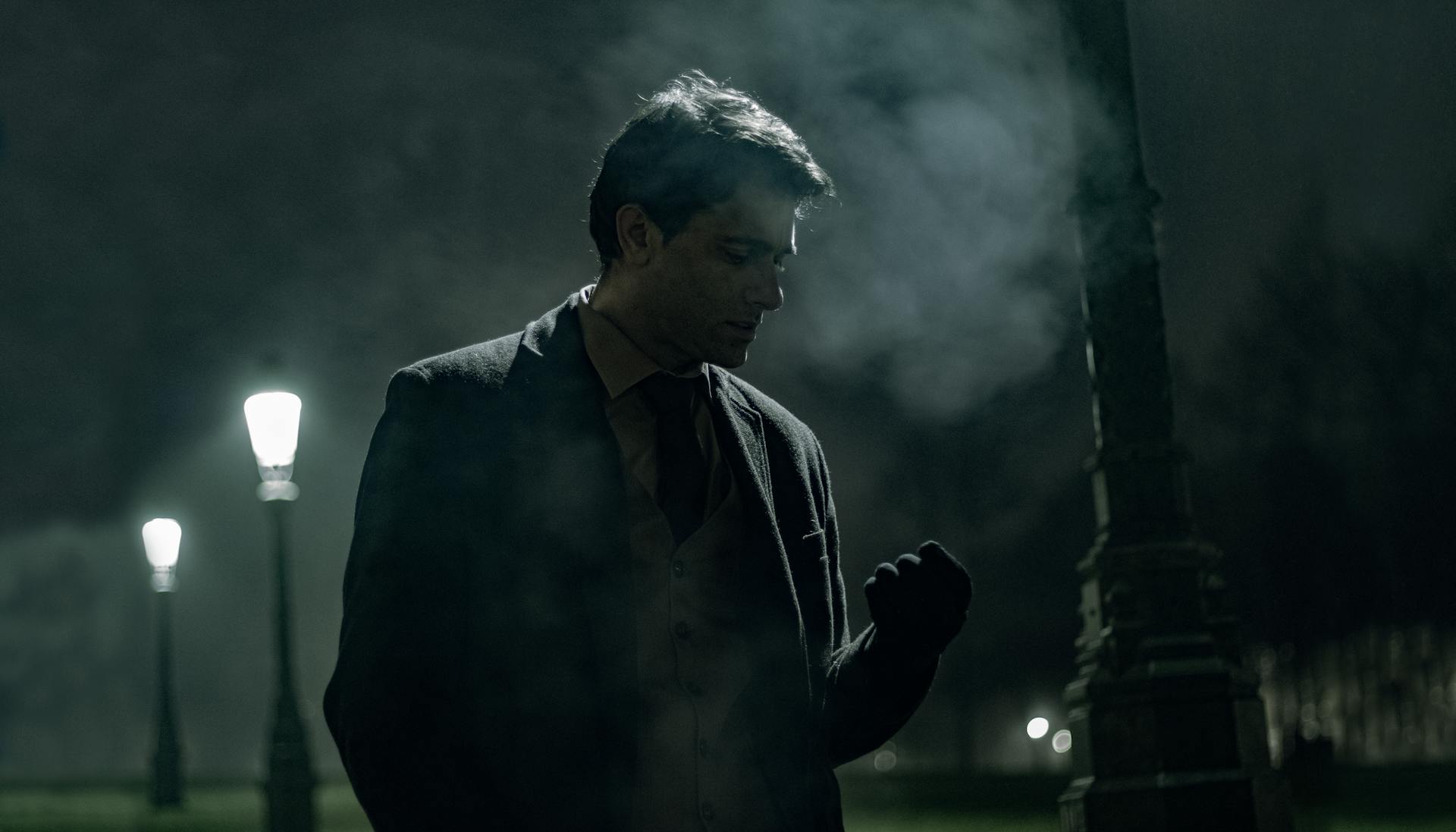 Un hombre de pie en un parque por la noche | Fuente: Pexels