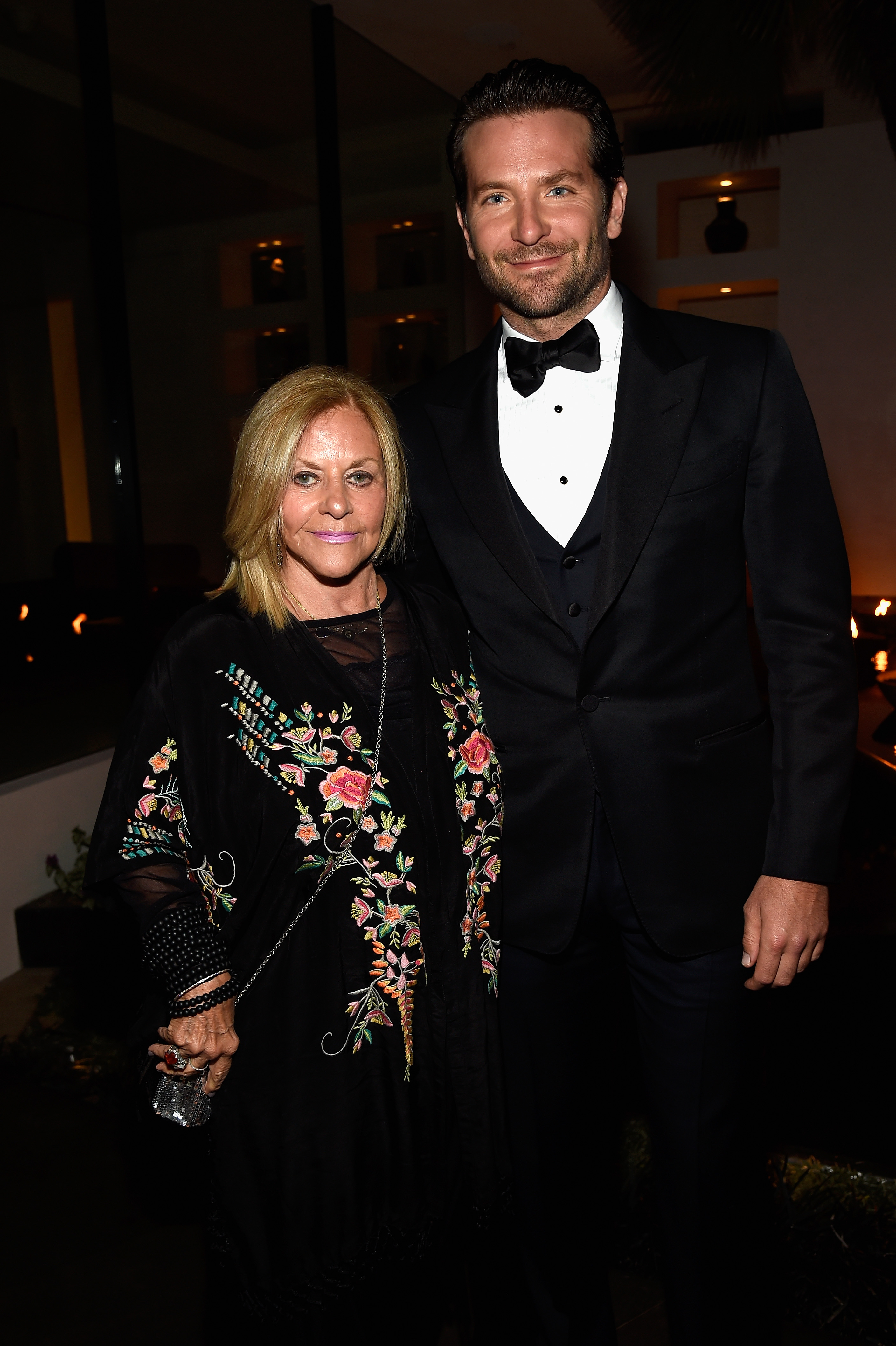 Gloria Campano y Bradley Cooper en la Gala de Sean Parker And The Parker Foundation Launch The Parker Institute For Cancer Immunotherapy en 2016 | Foto: Getty Images