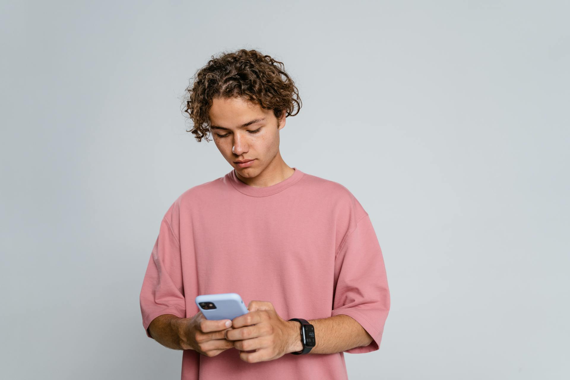 Un joven usando su teléfono | Fuente: Pexels