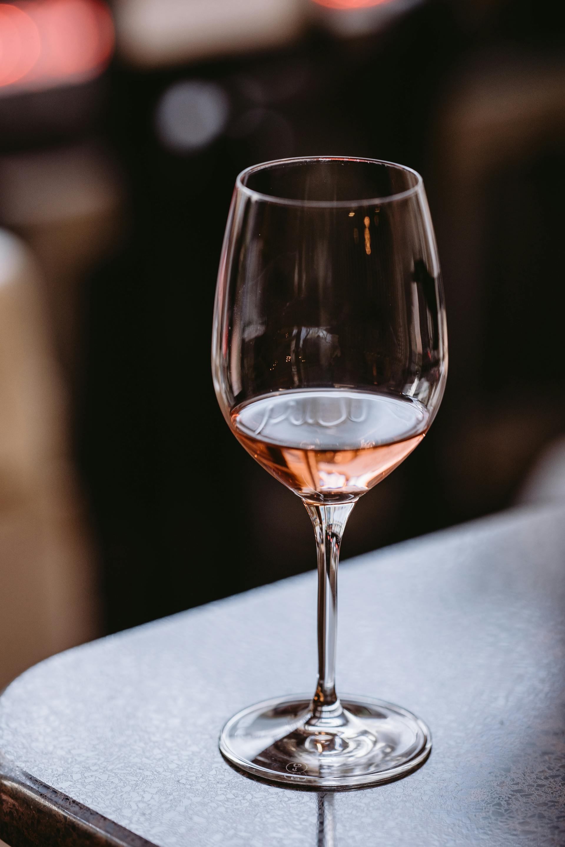 Una copa de vino sobre una mesa | Foto: Pexels