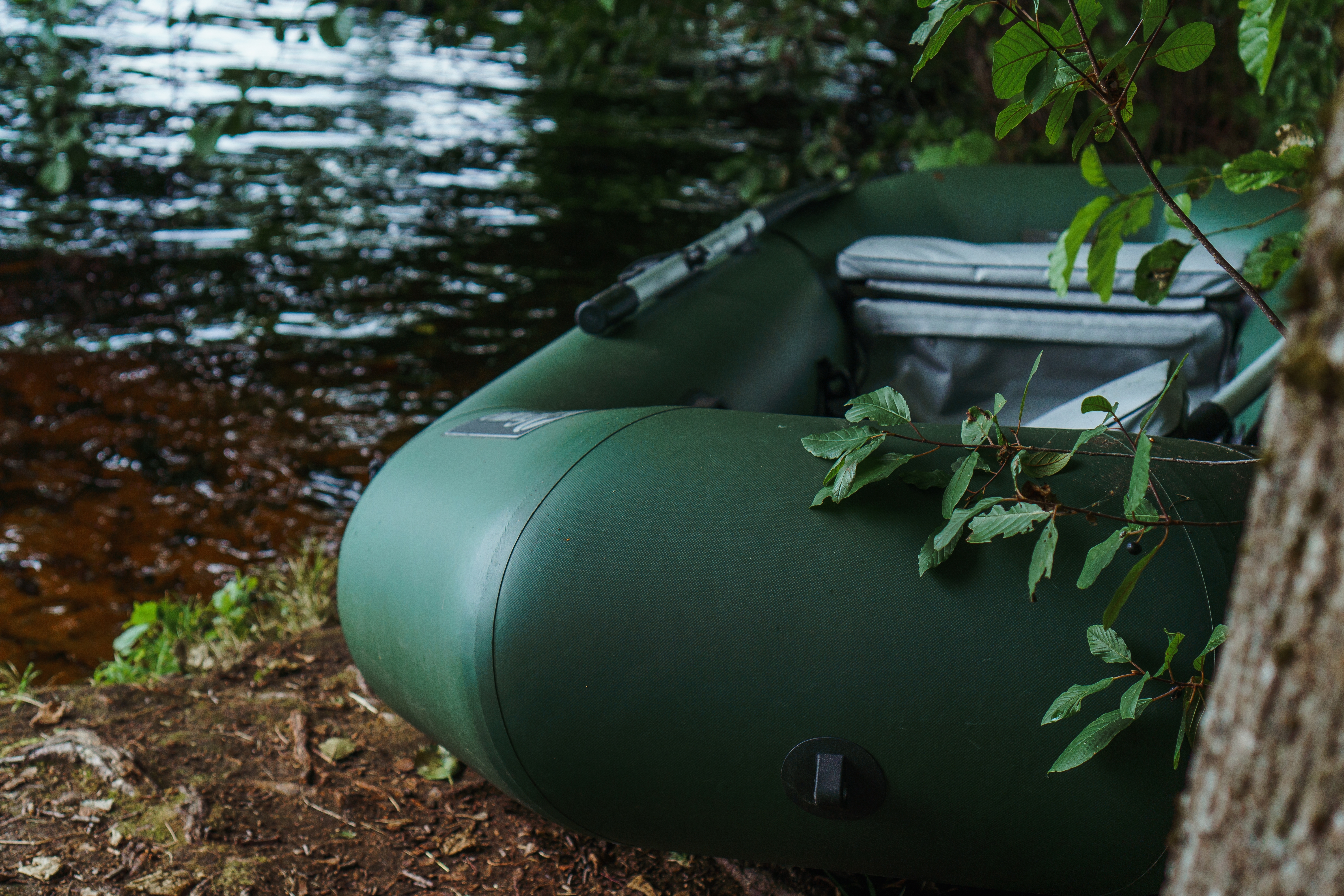 Moderna lancha neumática verde aparcada en la orilla. | Fuente: Shutterstock