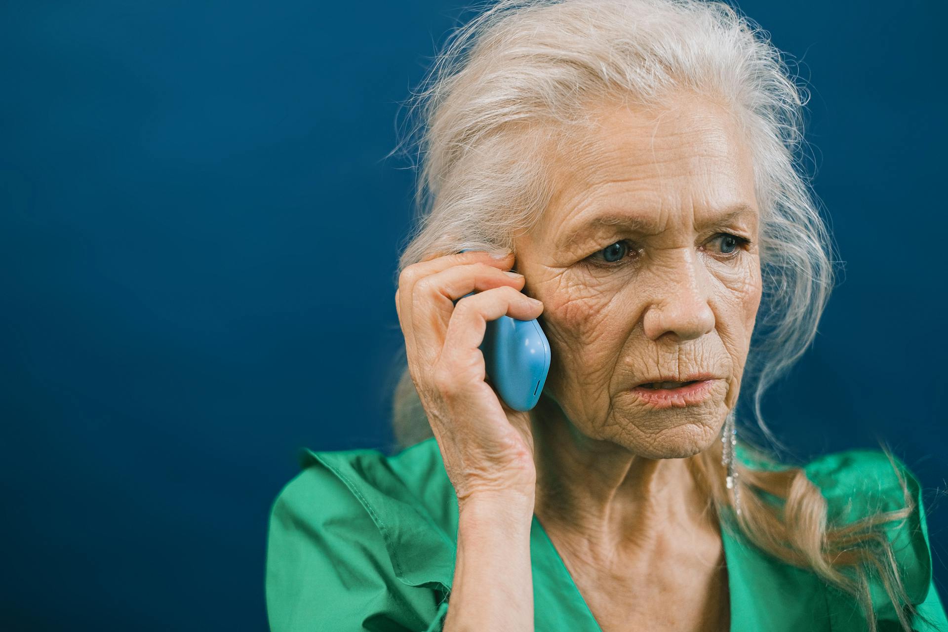 Una anciana preocupada hablando por teléfono | Fuente: Pexels