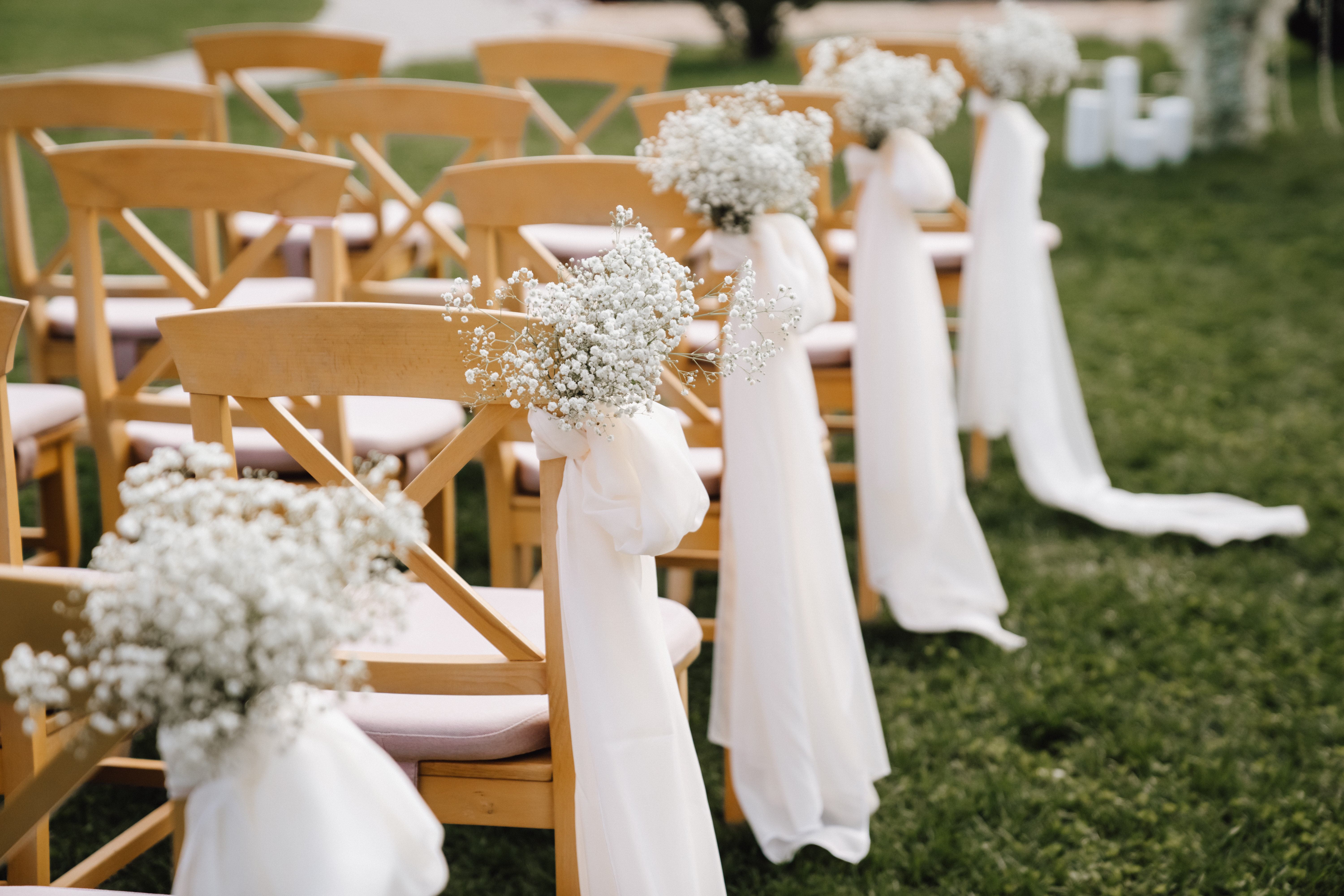 Sillas decoradas durante una ceremonia nupcial | Foto: Shutterstock