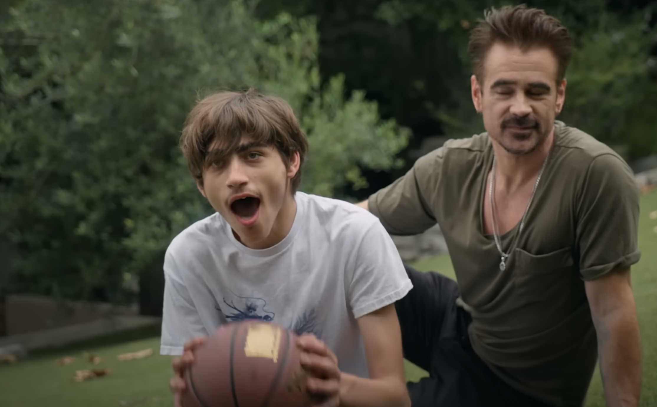 Colin Farrell estrechando lazos con su hijo James en casa en un vídeo del 7 de agosto de 2024 | Fuente: YouTube/People