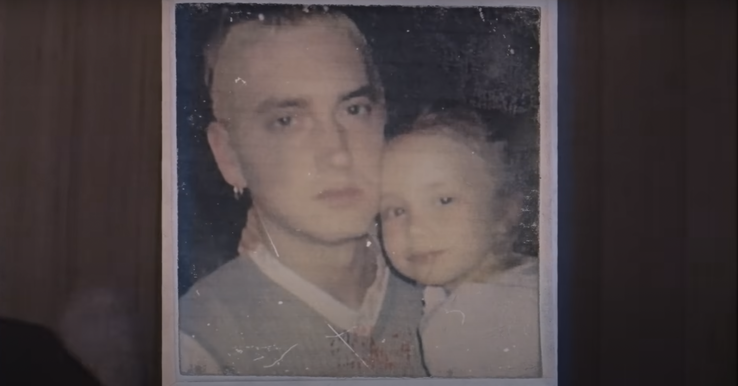 Eminem y su hija Hailie Jade en un clip subido el 3 de octubre de 2024 | Fuente: YouTube/EminemMusic