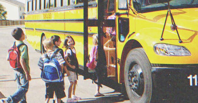 Niños subiendo a bus escolar | Foto: Shutterstock