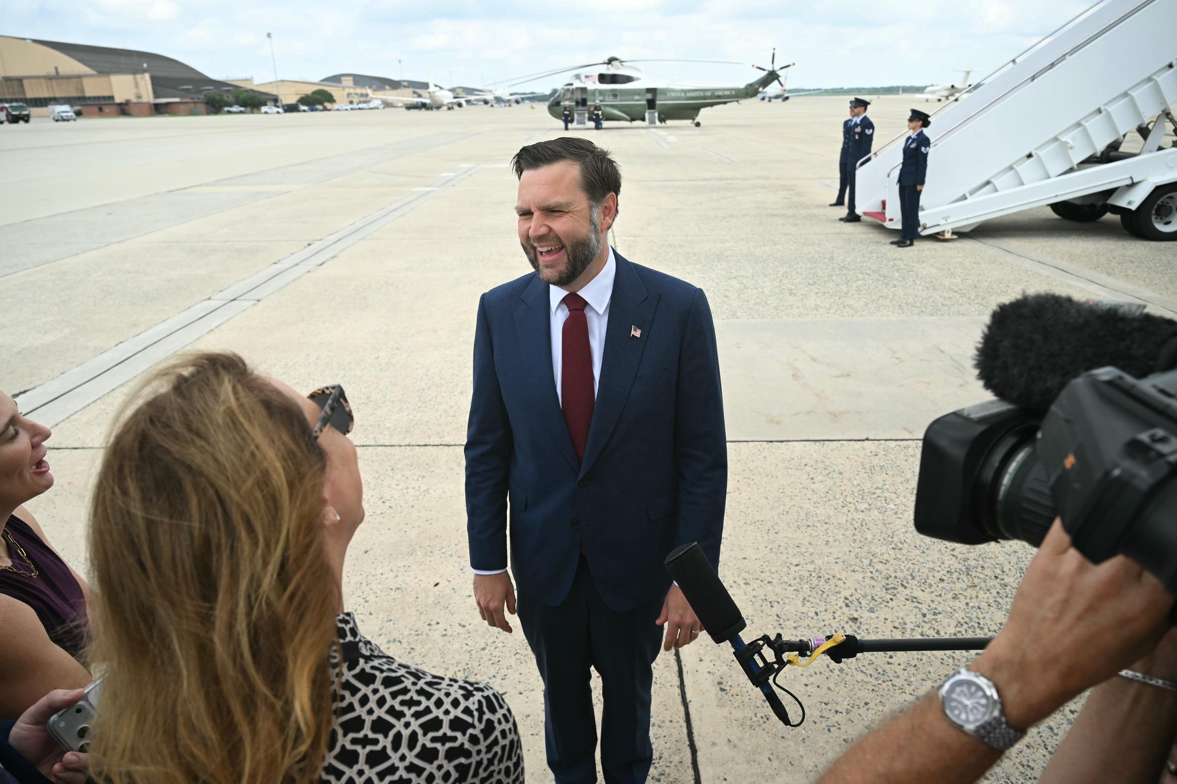 JD Vance habla con los periodistas antes de subir al Air Force Two el 31 de agosto de 2026, en la Base Conjunta Andrews, Maryland. | Fuente: Getty Images