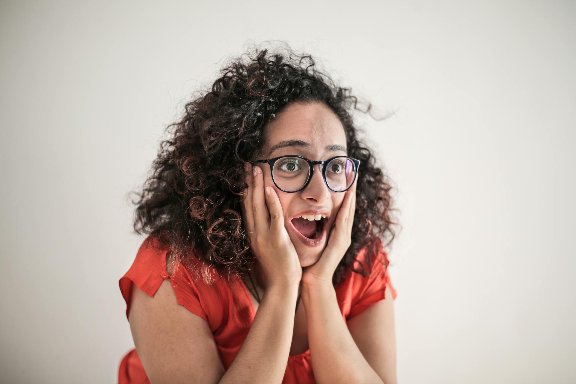 Una mujer reacciona sorprendida | Fuente: Pexels