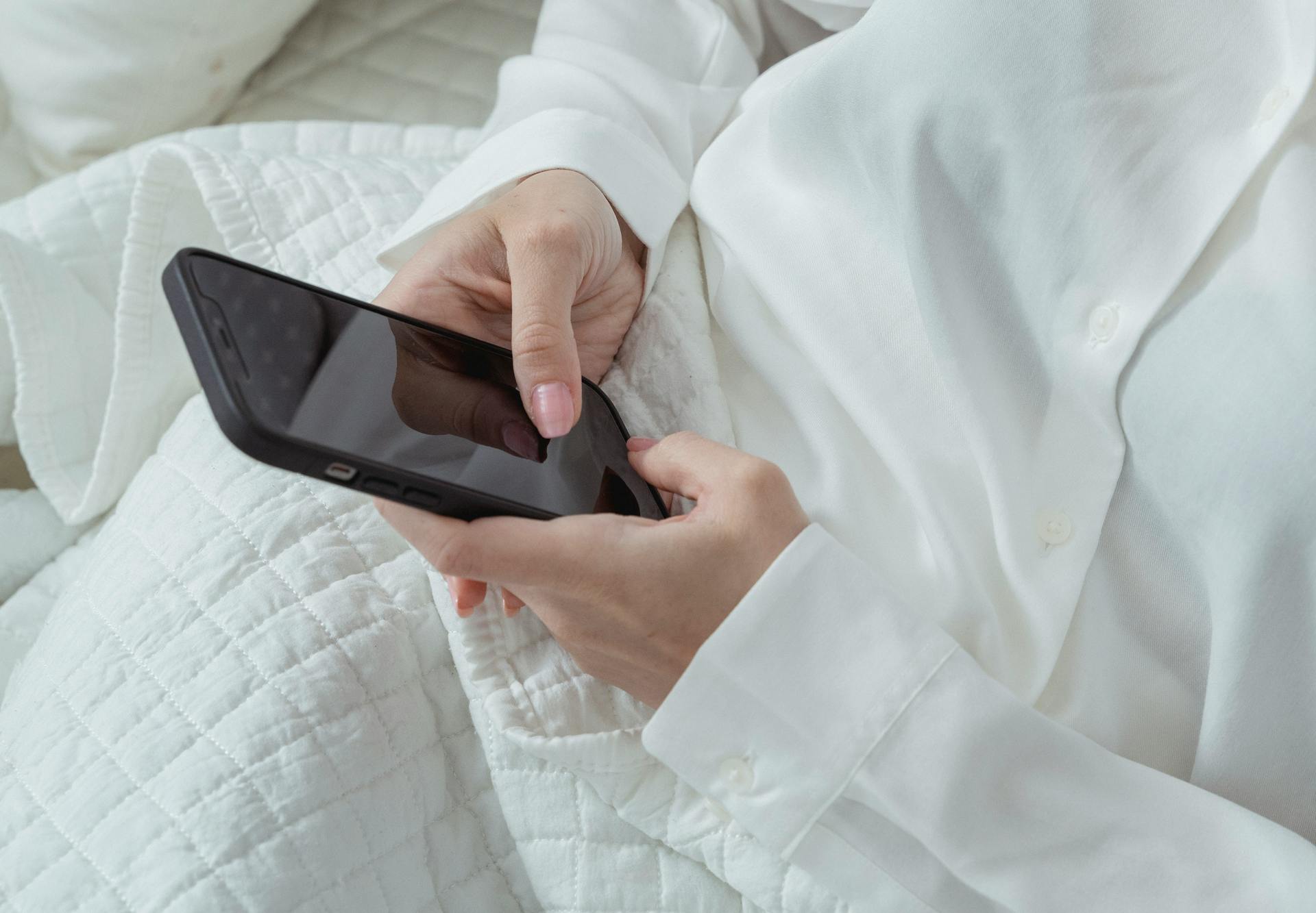 Una mujer usando su teléfono | Fuente: Pexels