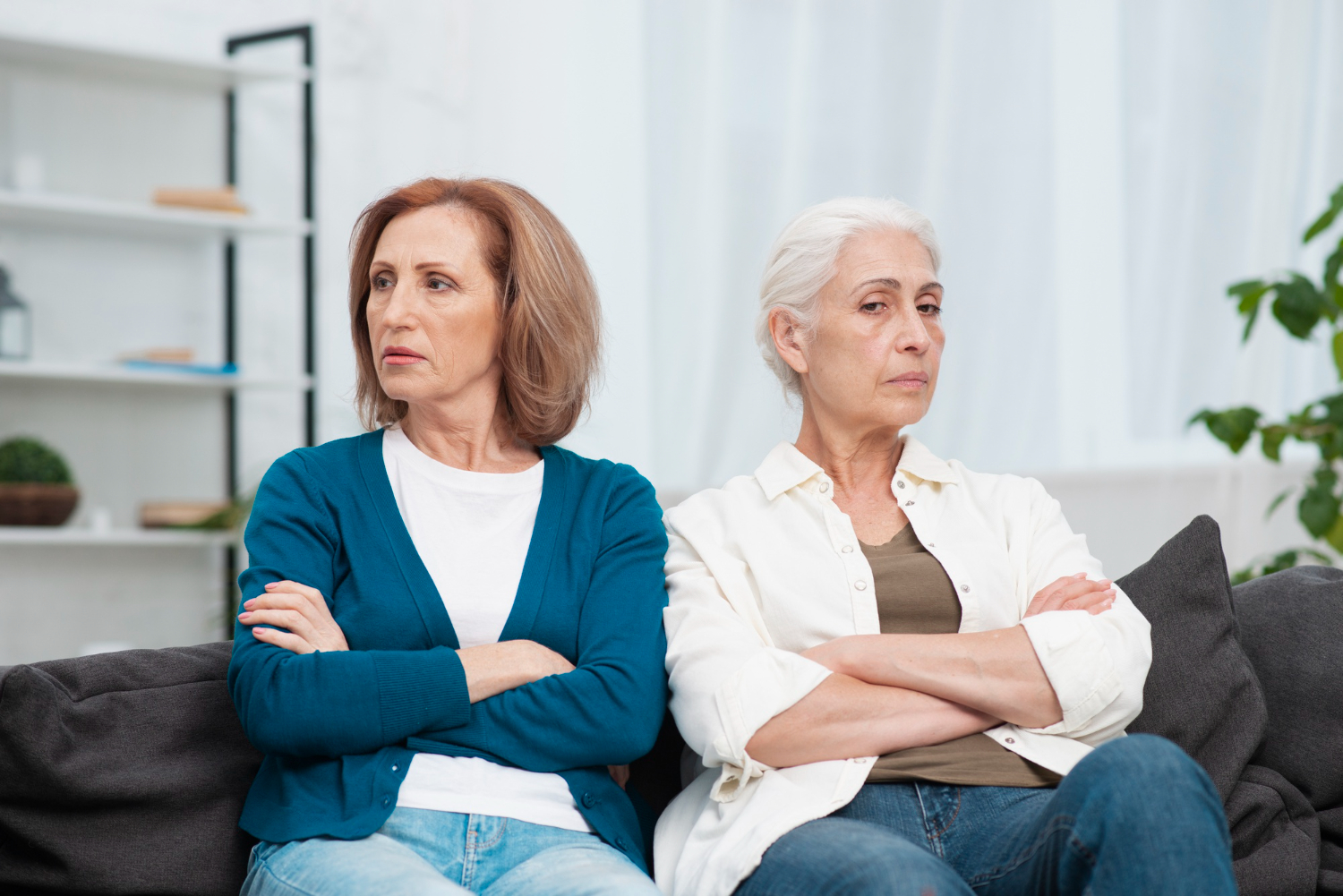 Dos mujeres disgustadas sentadas juntas | Fuente: Freepik